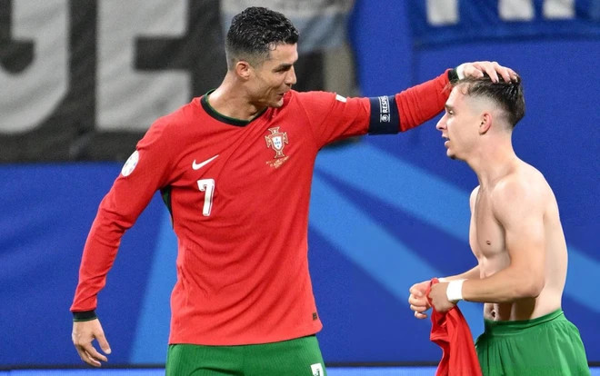 Ronaldo bị chỉ trích diễn trò lố khi ăn mừng chế nhạo thủ môn CH Séc - ảnh 4