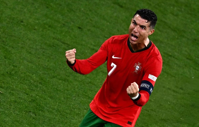 Ronaldo bị chỉ trích diễn trò lố khi ăn mừng chế nhạo thủ môn CH Séc - ảnh 5