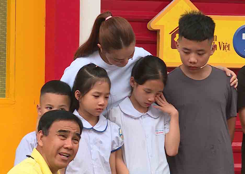 Quyền Linh, NSND Trọng Trinh và Phạm Quỳnh Anh xúc động khi chứng kiến hoàn cảnh của các em nhỏ mồ côi - ảnh 3
