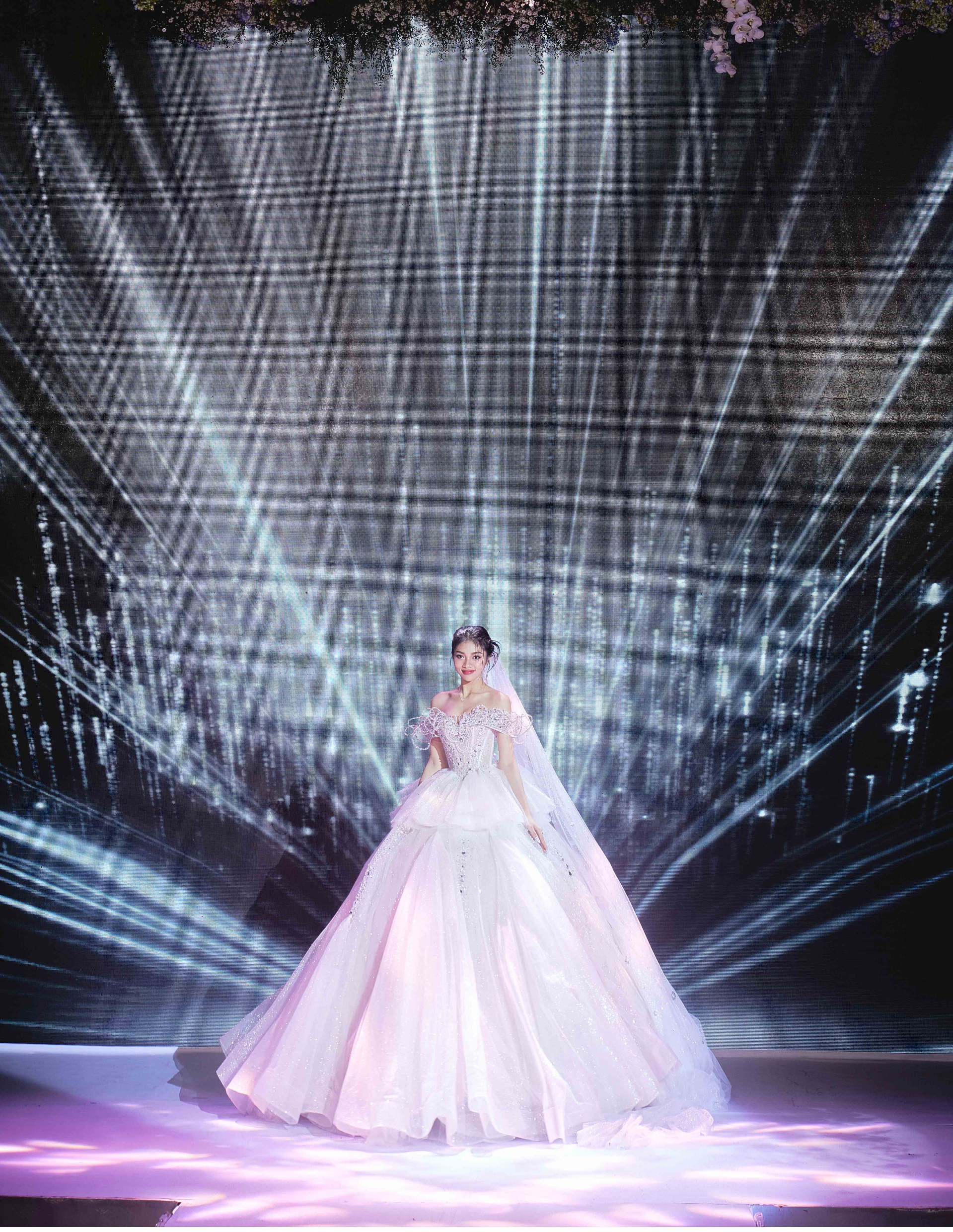 Visual ‘sáng bừng’ của Hoa hậu Thanh Thuỷ, Á hậu Minh Kiên khi diện váy cưới - ảnh 2