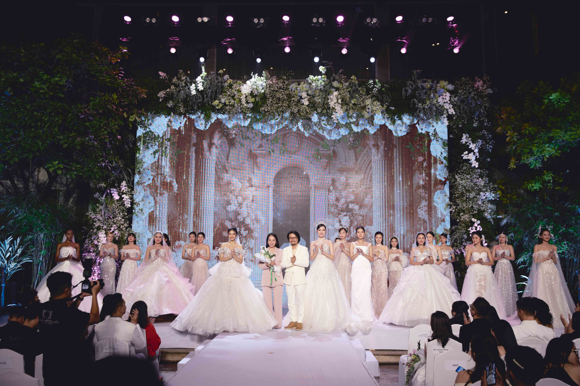 Visual ‘sáng bừng’ của Hoa hậu Thanh Thuỷ, Á hậu Minh Kiên khi diện váy cưới - ảnh 1