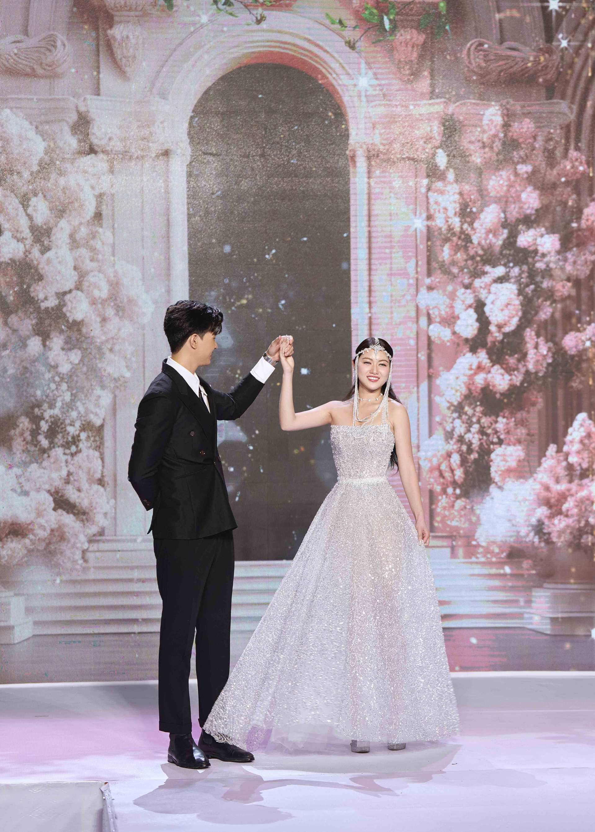 Visual ‘sáng bừng’ của Hoa hậu Thanh Thuỷ, Á hậu Minh Kiên khi diện váy cưới - ảnh 4