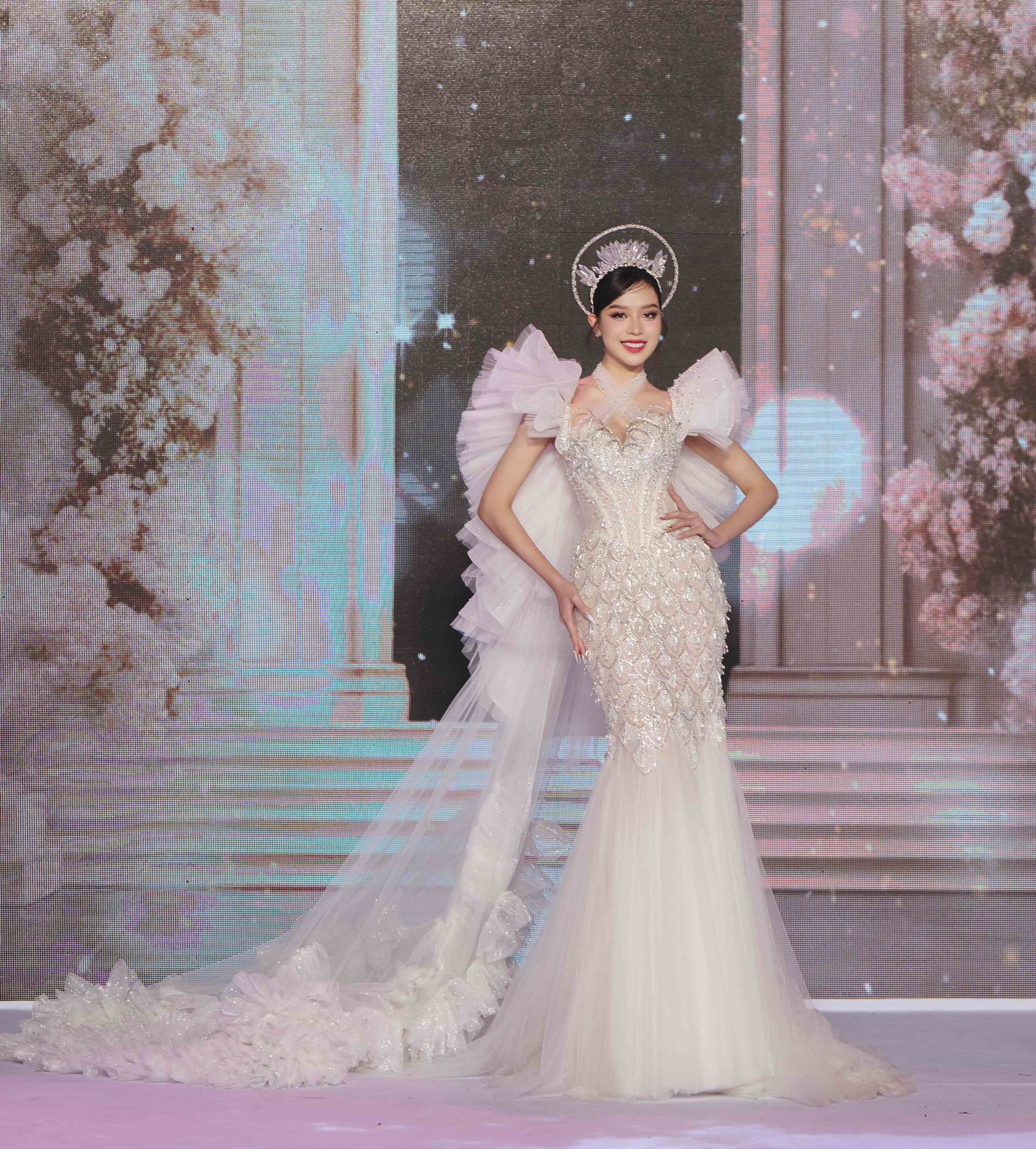 Visual ‘sáng bừng’ của Hoa hậu Thanh Thuỷ, Á hậu Minh Kiên khi diện váy cưới - ảnh 3