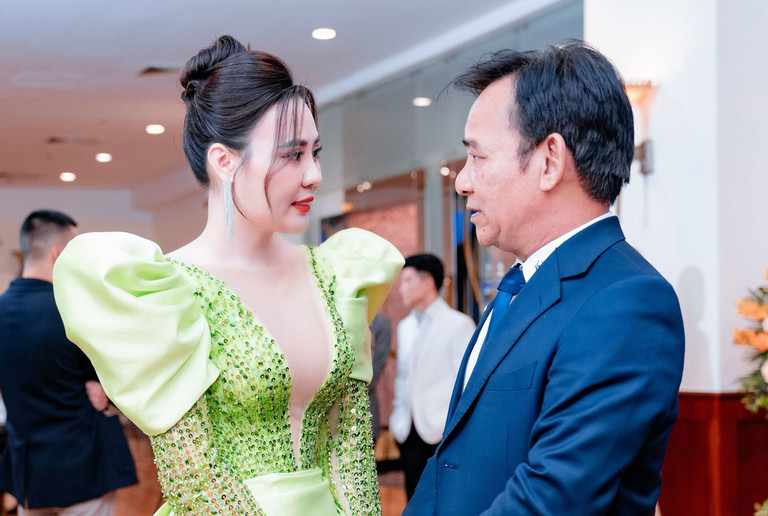 Quang Tèo công khai tặng hoa hồng cho Kim Oanh hậu phát ngôn hẹn 'kiếp sau' với người tình màn ảnh - ảnh 3