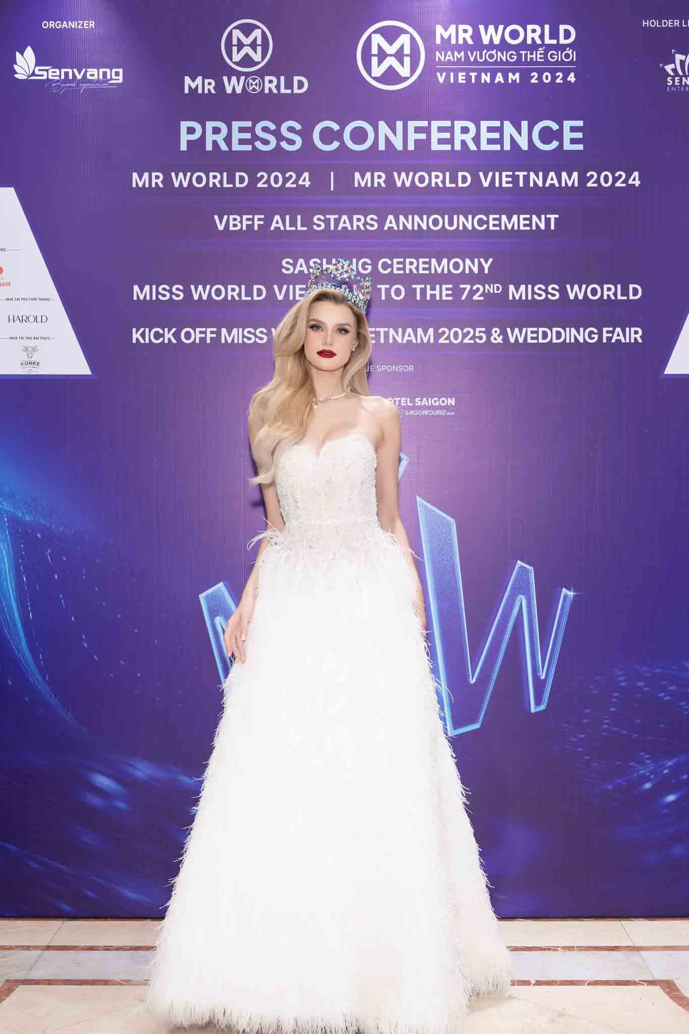 Đương kim Miss World diện một loạt thiết kế của NTK Lê Thanh Hòa - ảnh 1