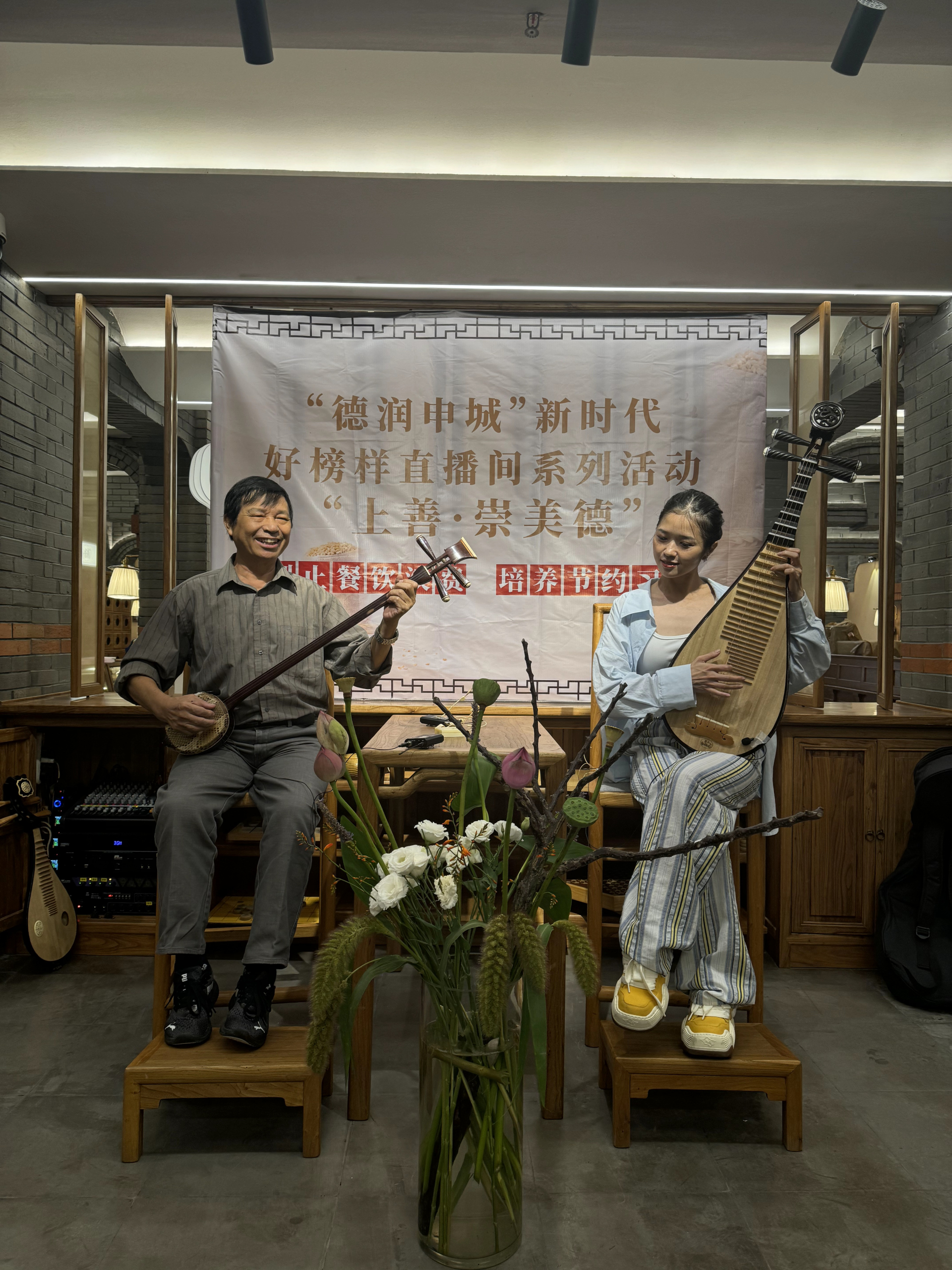 Bố mẹ và chị gái sang Trung Quốc ủng hộ Suni Hạ Linh thi chung kết Đạp gió - ảnh 2
