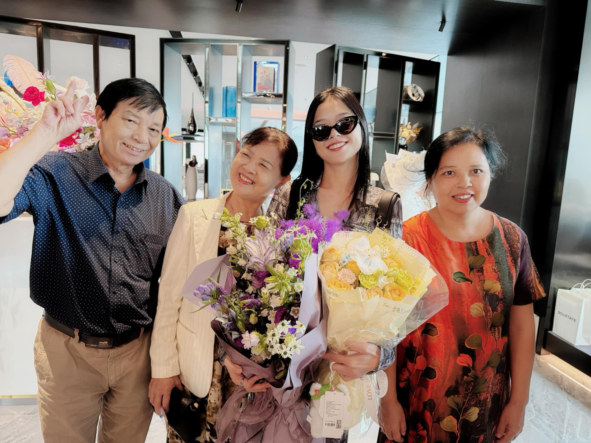 Bố mẹ và chị gái sang Trung Quốc ủng hộ Suni Hạ Linh thi chung kết Đạp gió - ảnh 1