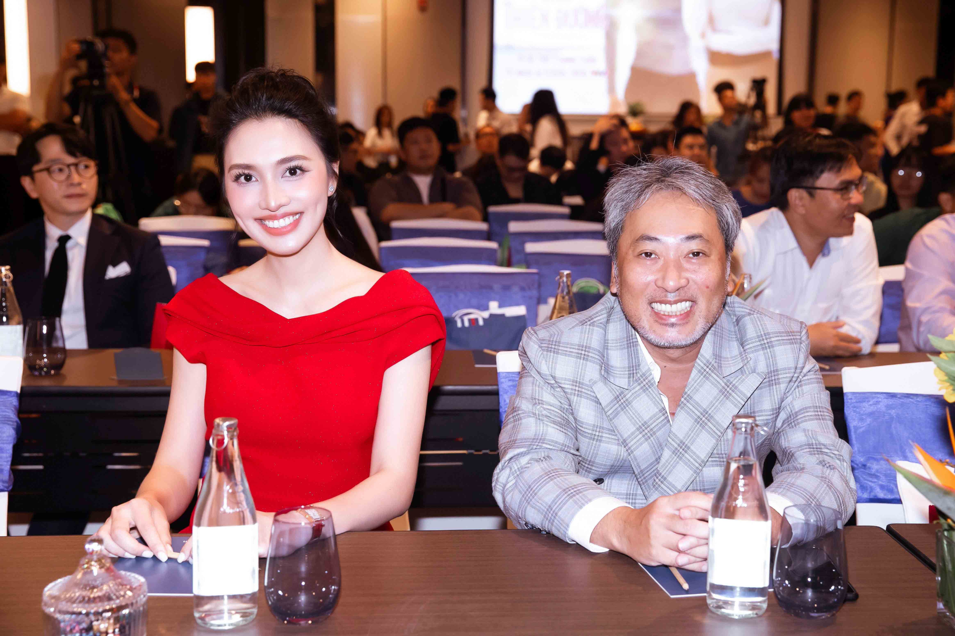 Đạo diễn Nguyễn Quang Dũng (bìa phải) làm cố vấn chương trình truyền hình thực tế Đảo thiên đường - Ảnh: BTC
