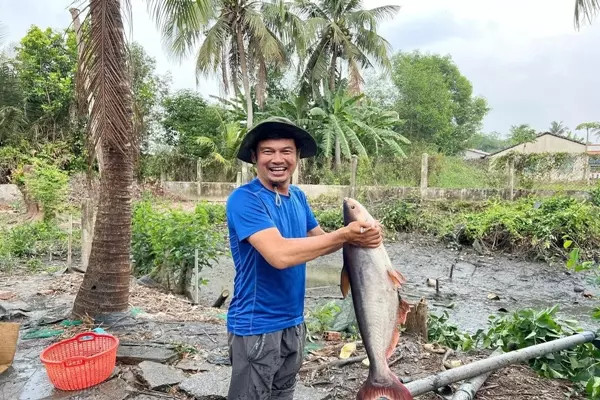 'Đại gia ngầm' của làng hài miền Nam lấy vợ kém 26 tuổi bỏ phố về quê, cầm cuốc làm vườn như nông dân - ảnh 4