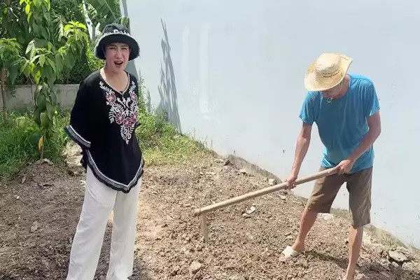 'Đại gia ngầm' của làng hài miền Nam lấy vợ kém 26 tuổi bỏ phố về quê, cầm cuốc làm vườn như nông dân - ảnh 2