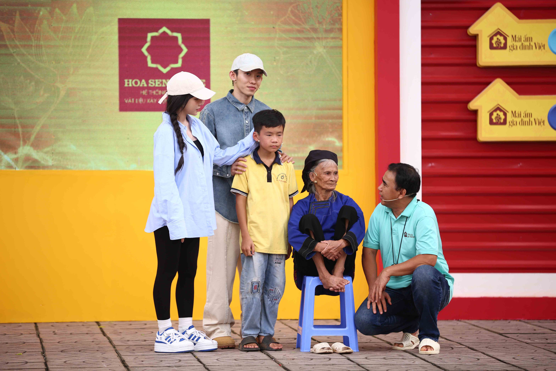 MC Quyền Linh, ca sĩ Kay Trần và ca sĩ LyLy xúc động khi chứng kiến hoàn cảnh của các em nhỏ mồ côi - ảnh 2