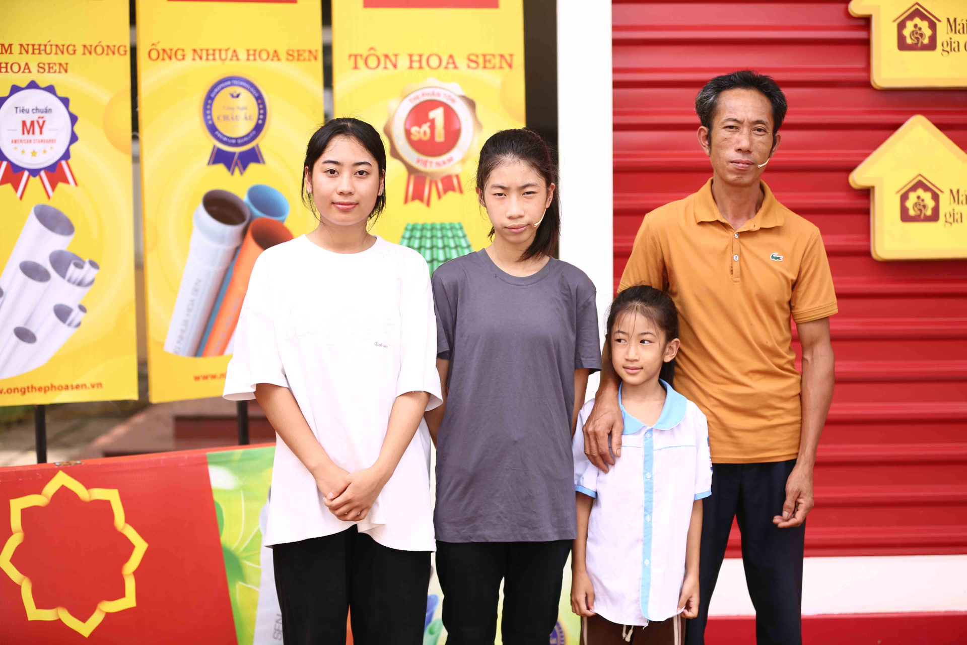 MC Quyền Linh, ca sĩ Kay Trần và ca sĩ LyLy xúc động khi chứng kiến hoàn cảnh của các em nhỏ mồ côi - ảnh 7