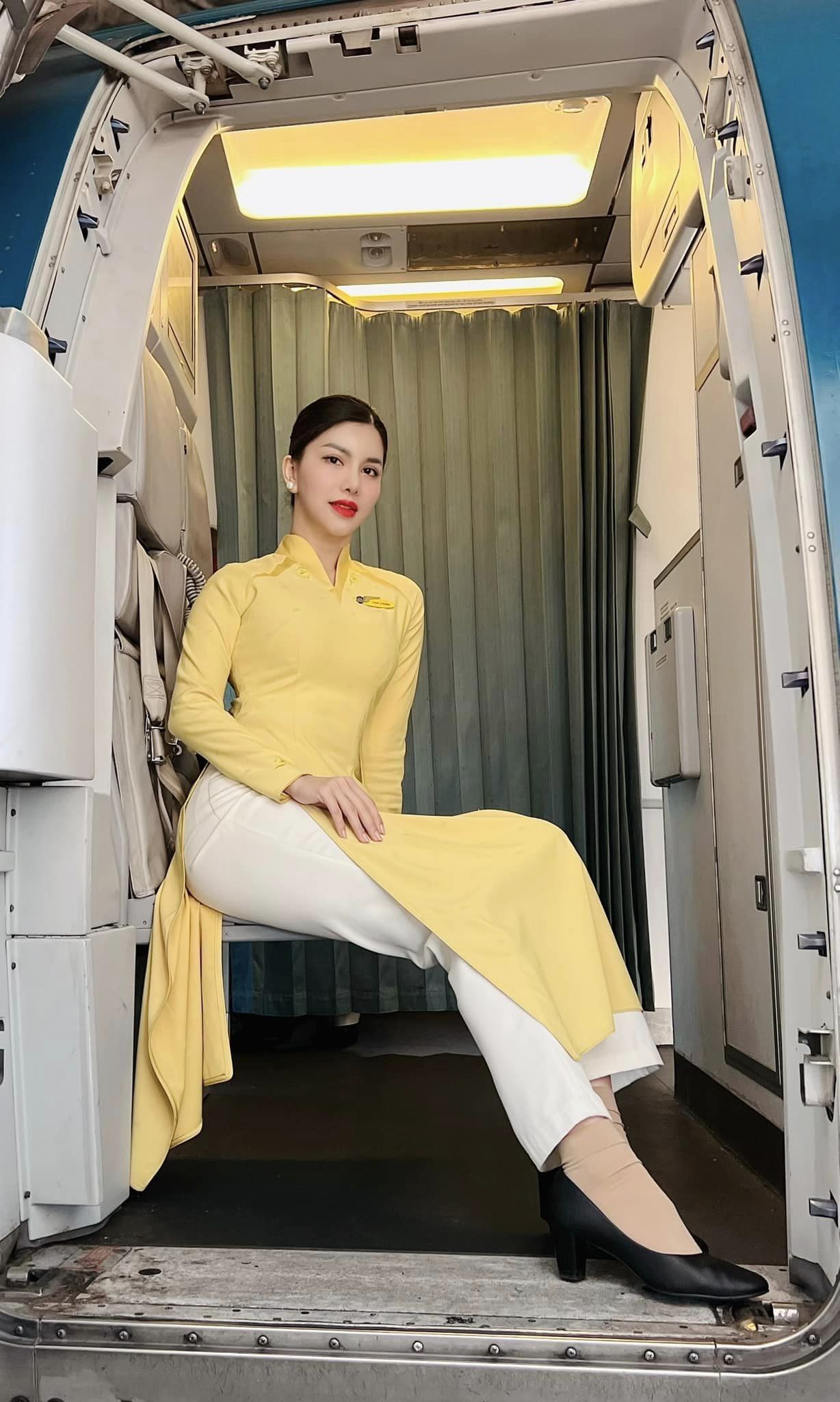 'Hoa hậu hàng không' duyên dáng trong trang phục tiếp viên trưởng - ảnh 1