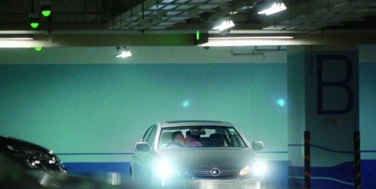 Nóng: Nữ ca sĩ đình đám lộ ảnh ngoại tình trong xe ô tô với NSX âm nhạc rúng động truyền thông - ảnh 1