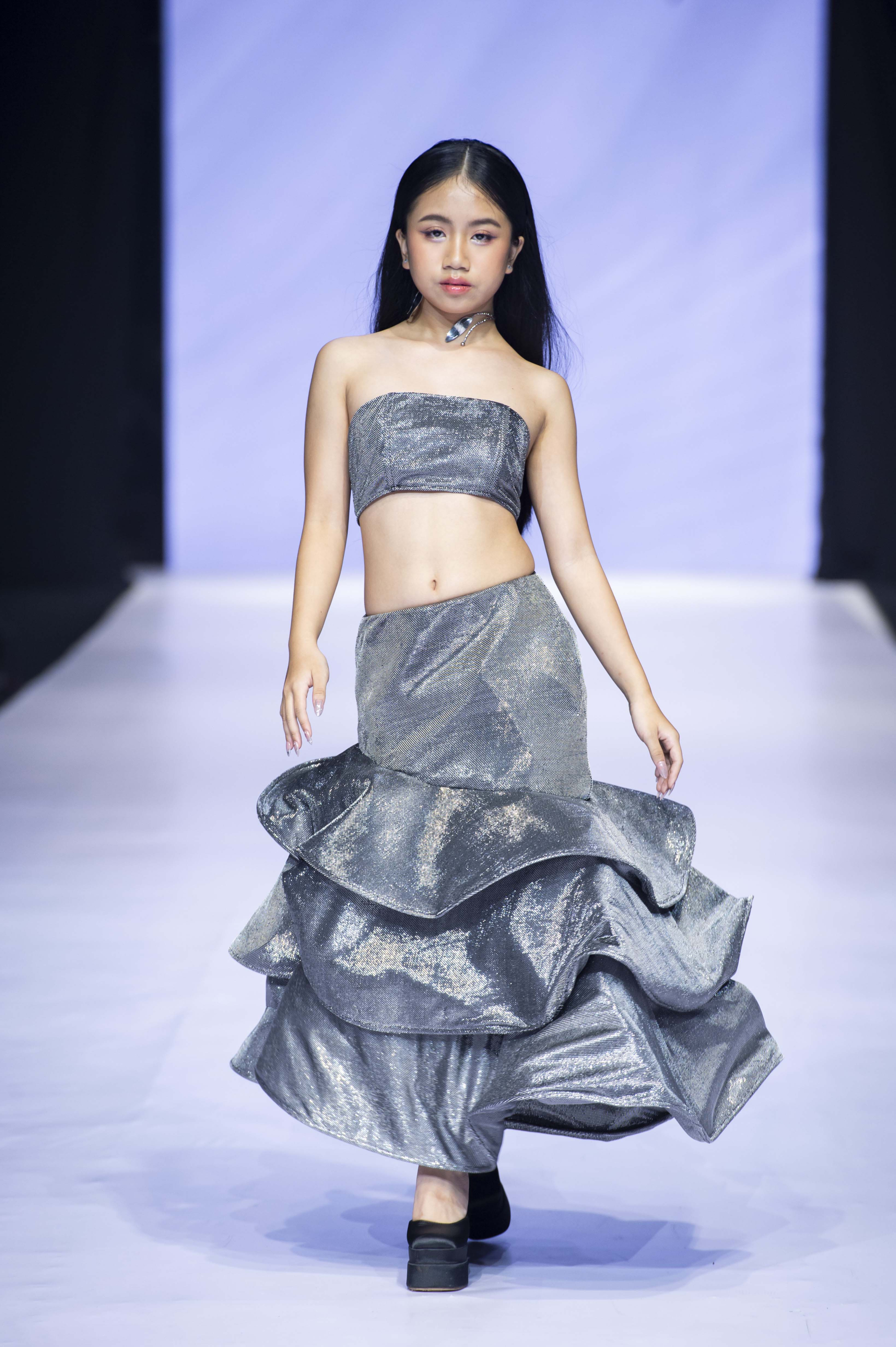 Alice Nguyễn trổ tài đu dây lụa, khoe vũ đạo chất như Chị Đẹp tại Viet Fashion Runway 2024 - ảnh 4