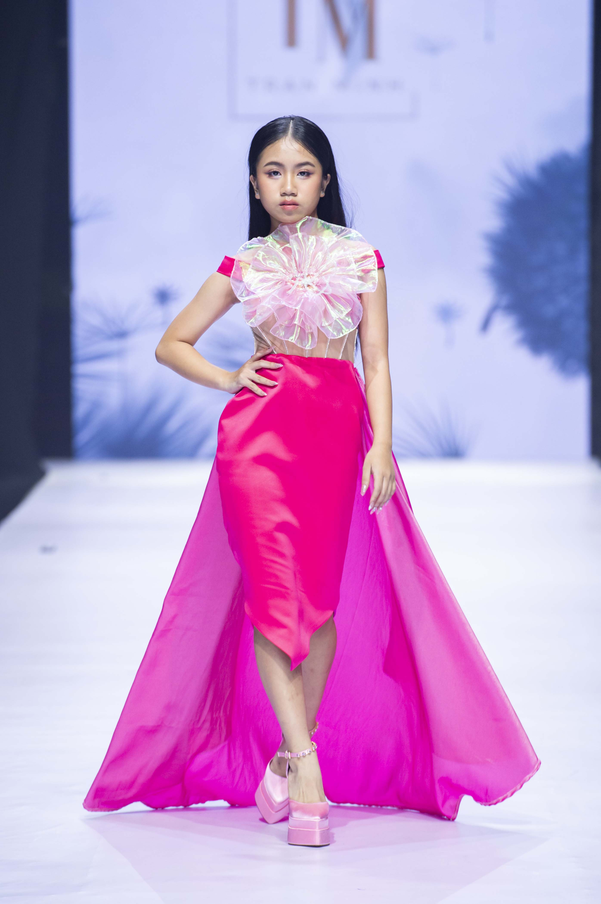 Alice Nguyễn trổ tài đu dây lụa, khoe vũ đạo chất như Chị Đẹp tại Viet Fashion Runway 2024 - ảnh 5