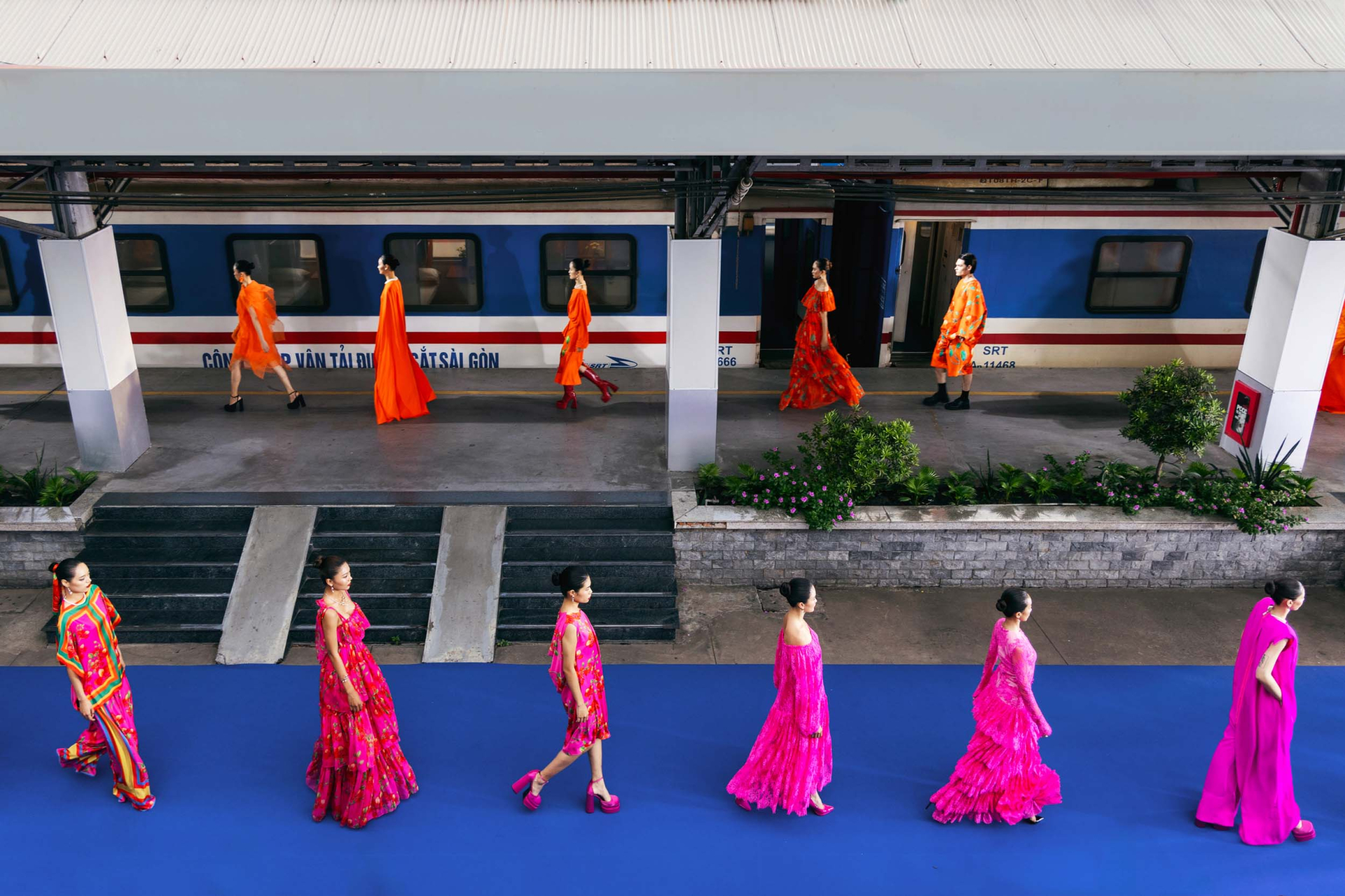 Minh Tú, Lan Khuê, Hương Ly: Cùng làm vedette, catwalk cùng nhau trong show VUNGOC&SON - ảnh 5