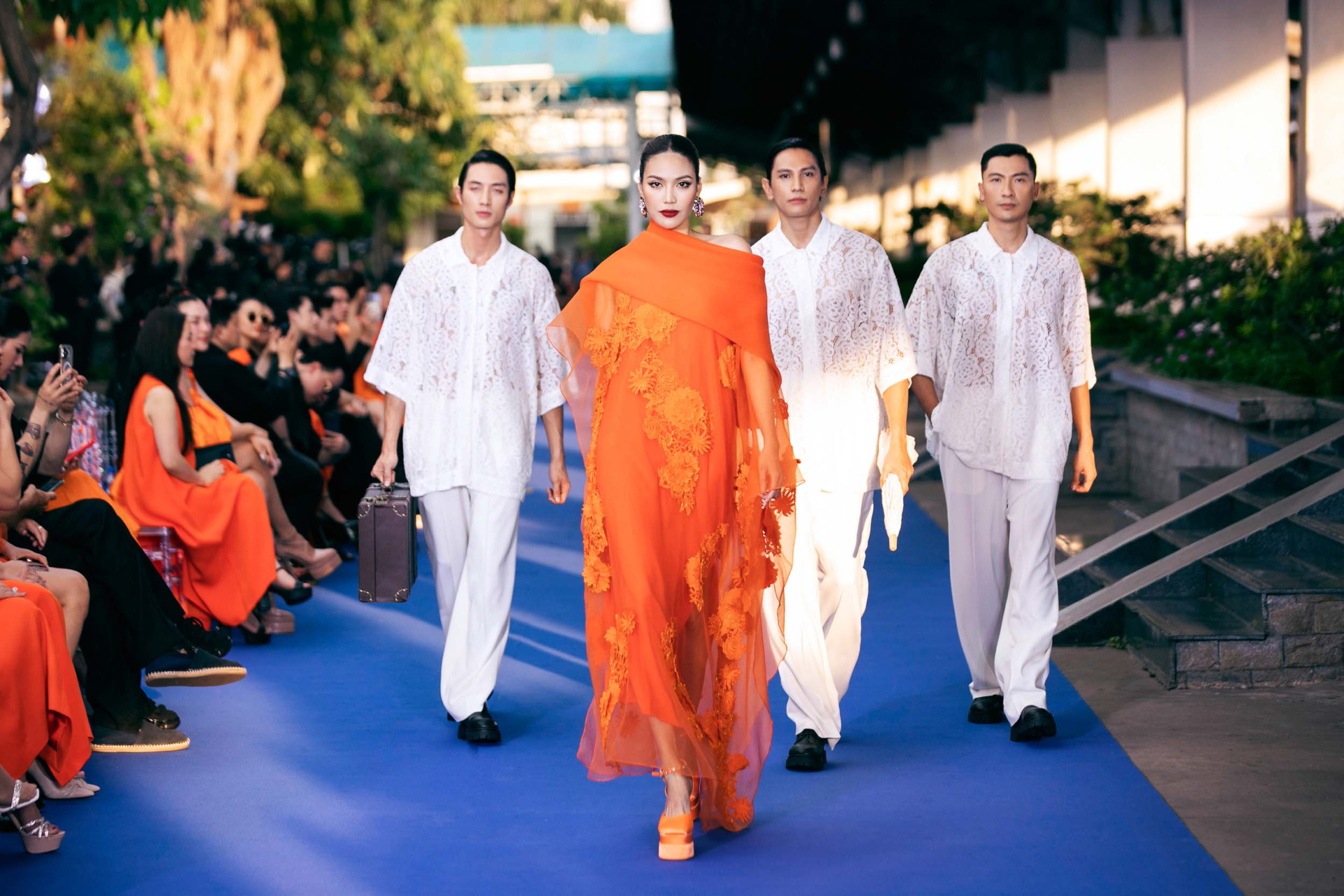 Minh Tú, Lan Khuê, Hương Ly: Cùng làm vedette, catwalk cùng nhau trong show VUNGOC&SON - ảnh 8