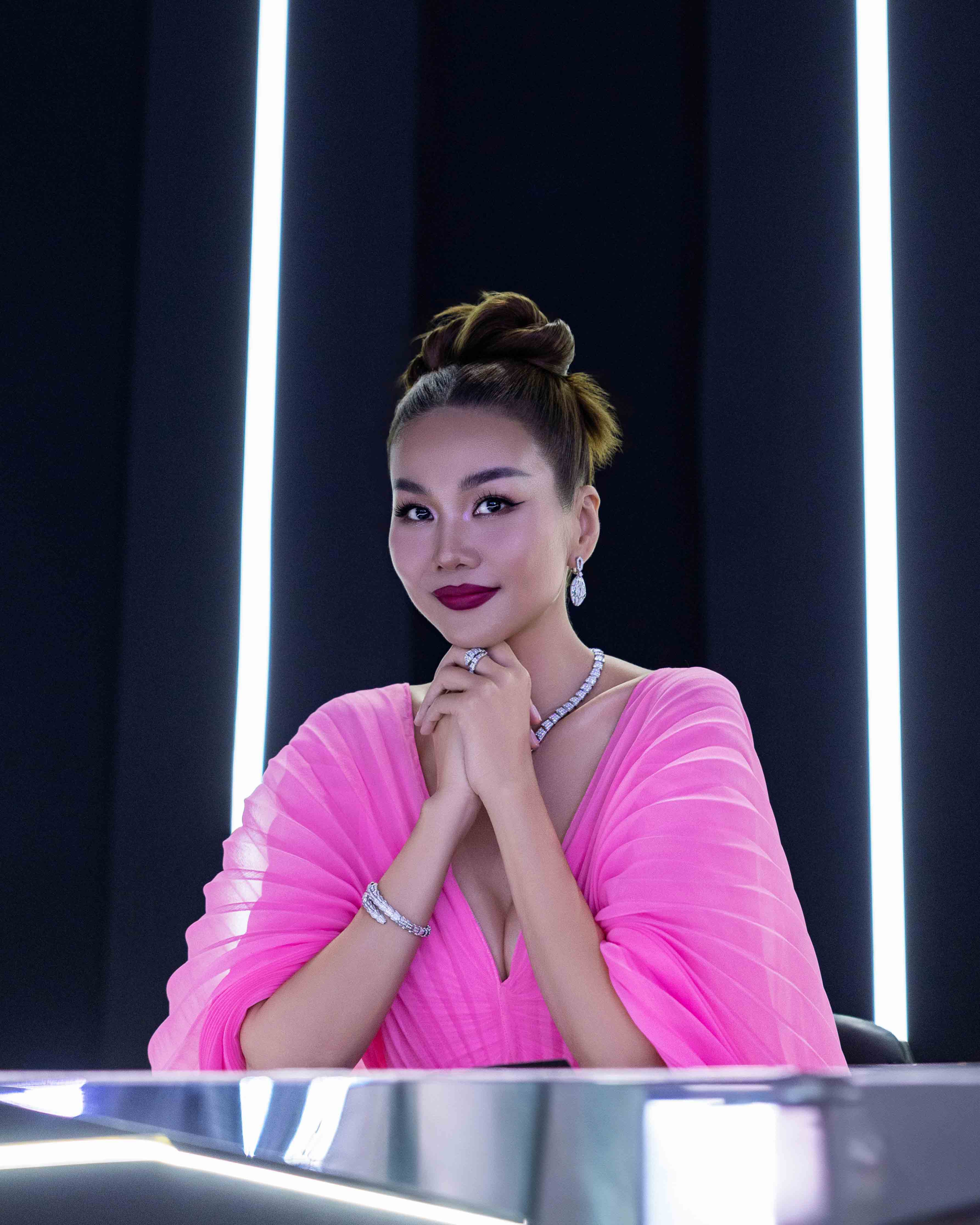 Thanh Hằng đeo trang sức 9,5 tỷ đồng đi chấm chung kết Miss Universe Vietnam 2024 - ảnh 4