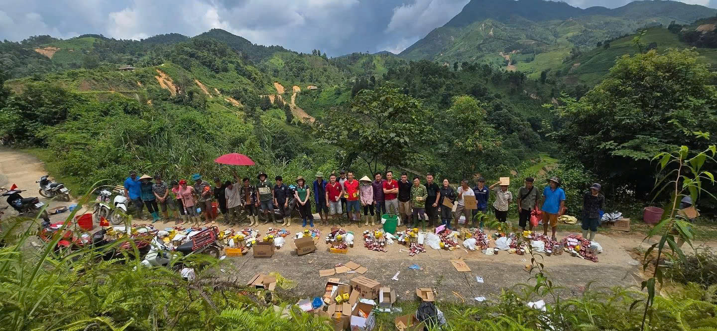 Bão lũ chia cắt Lào Cai, người dân bật khóc khi nhận cứu trợ, lòng người càng cảm phục đội thiện nguyện - ảnh 4