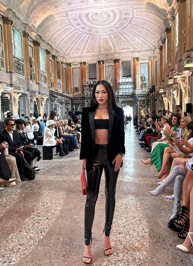 Quỳnh Thy diện crop top '1 gang tay' khi dự Milan Fashion Week 2024 - ảnh 2