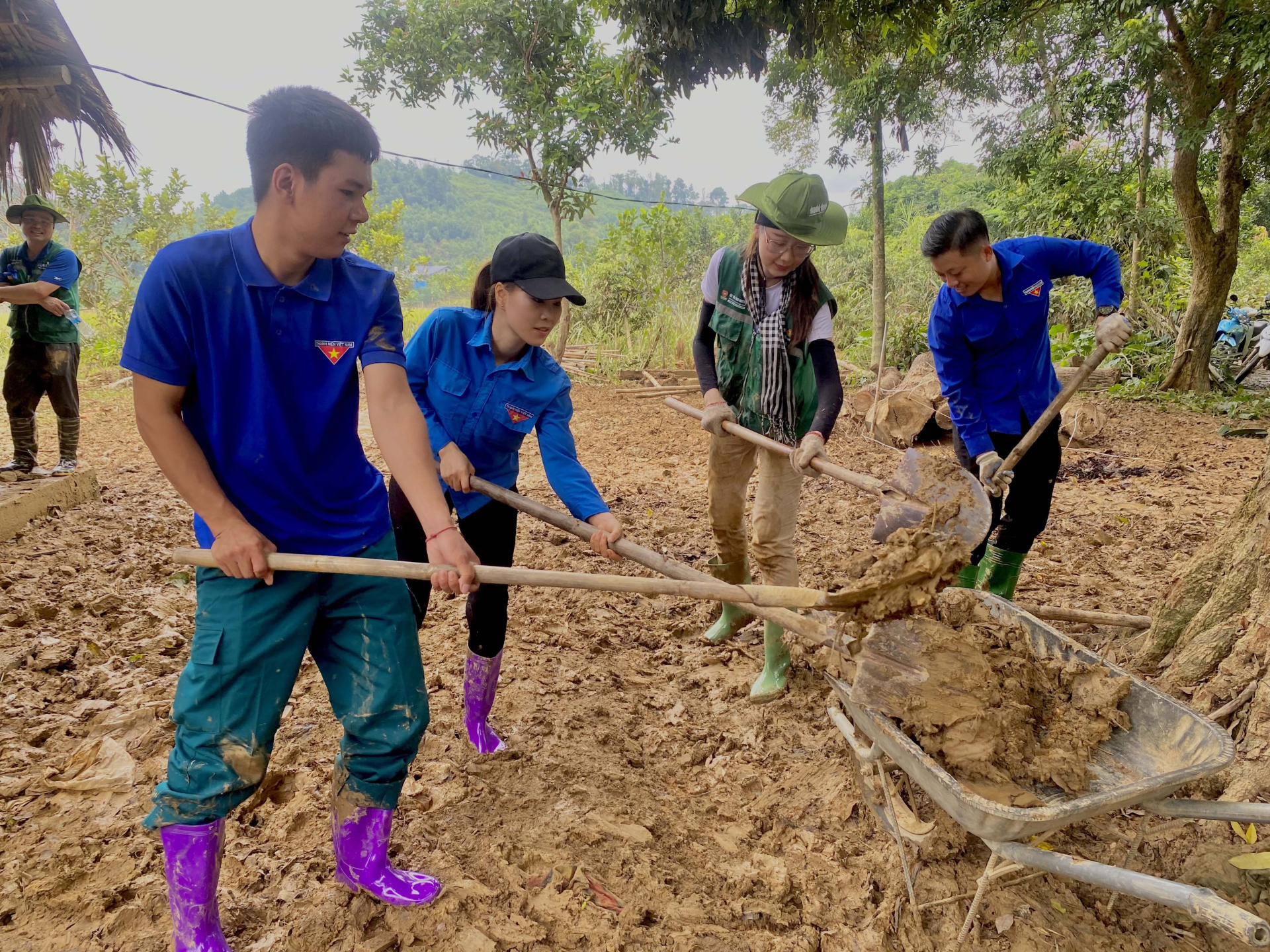 Hoa hậu Bảo Ngọc lấm lem bùn đất, hỗ trợ bà con Tuyên Quang dựng nhà sau bão lũ - ảnh 3