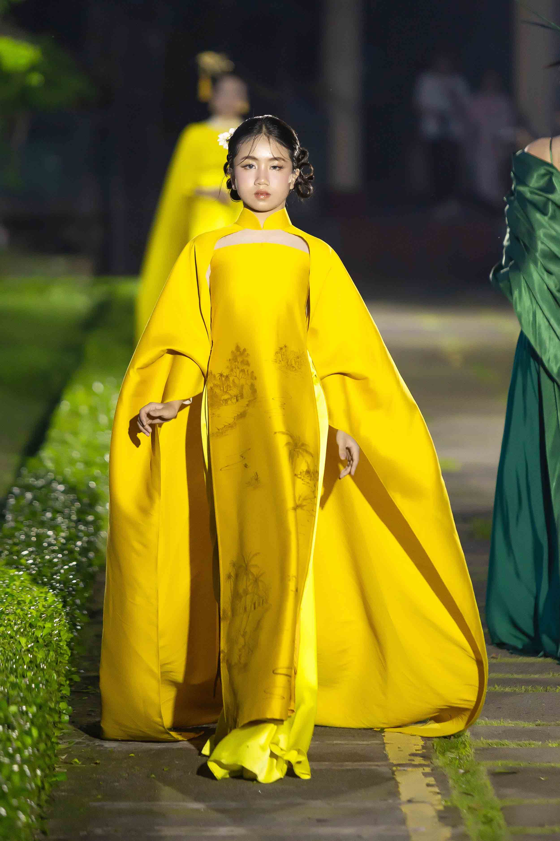 Mẫu nhí Alice Nguyễn vừa nhảy múa vừa catwalk tại đêm diễn áo dài - ảnh 4