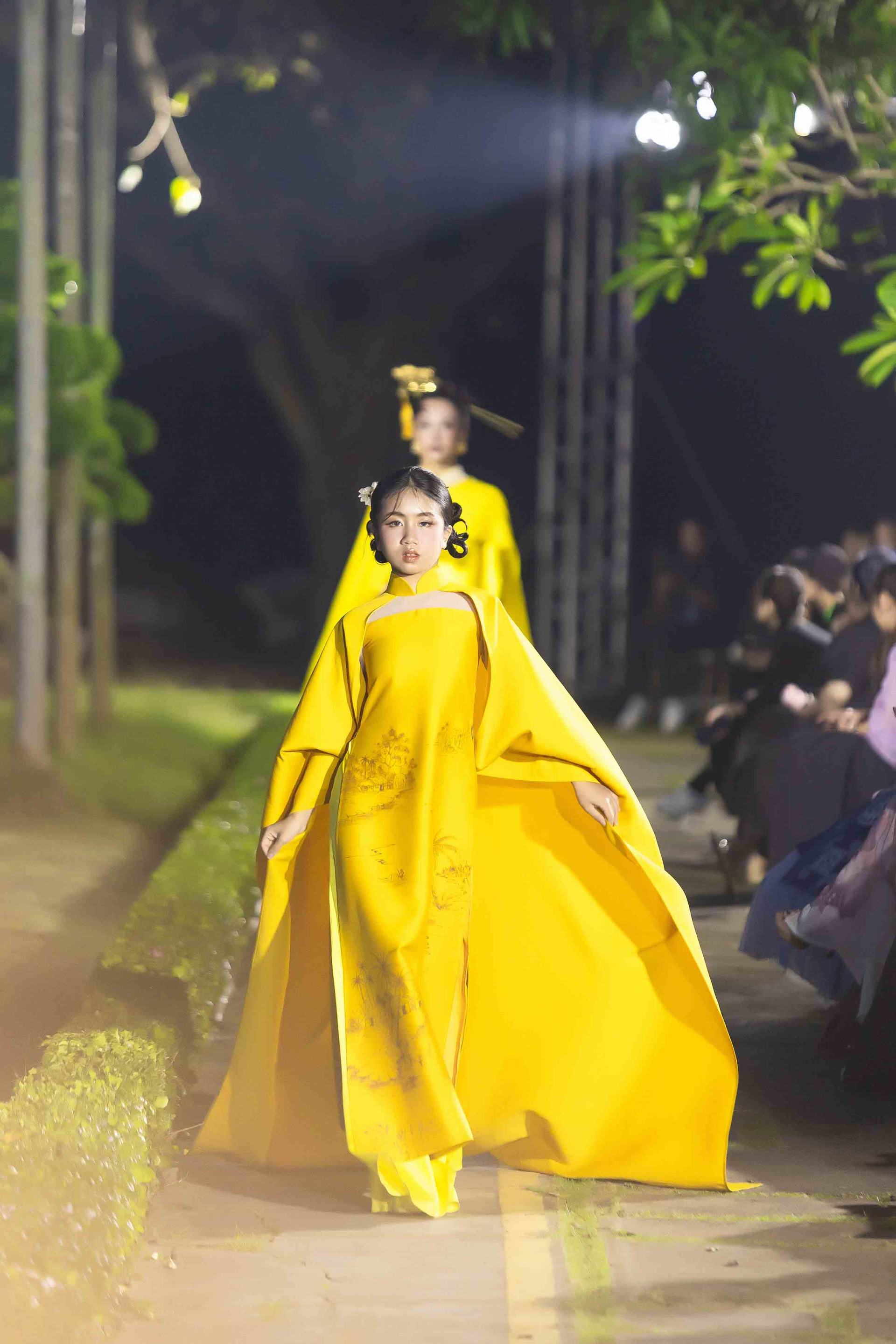 Mẫu nhí Alice Nguyễn vừa nhảy múa vừa catwalk tại đêm diễn áo dài - ảnh 5