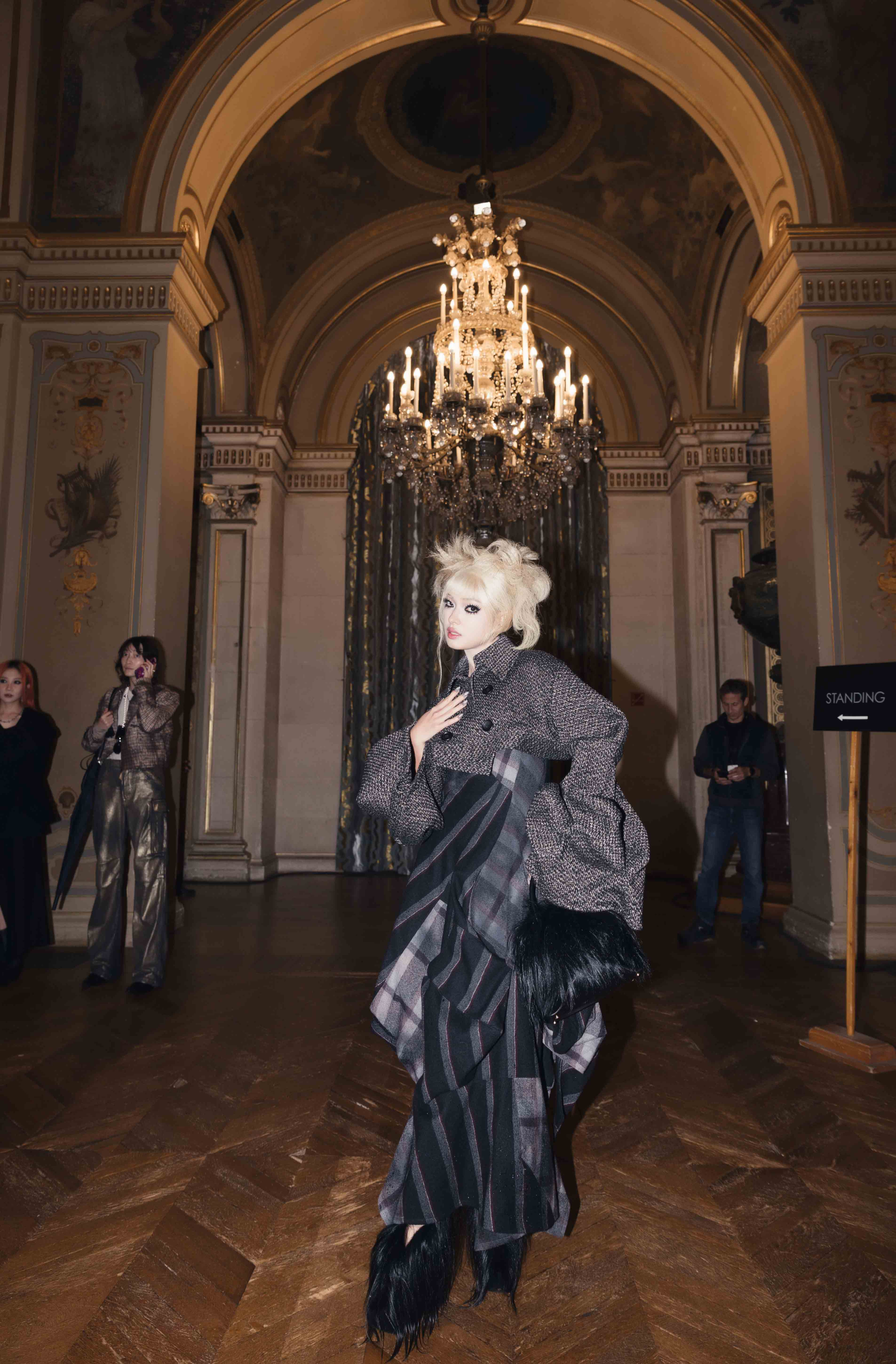 Châu Bùi lập “cú đúp” hàng ghế đầu tại Paris Fashion Week - ảnh 5