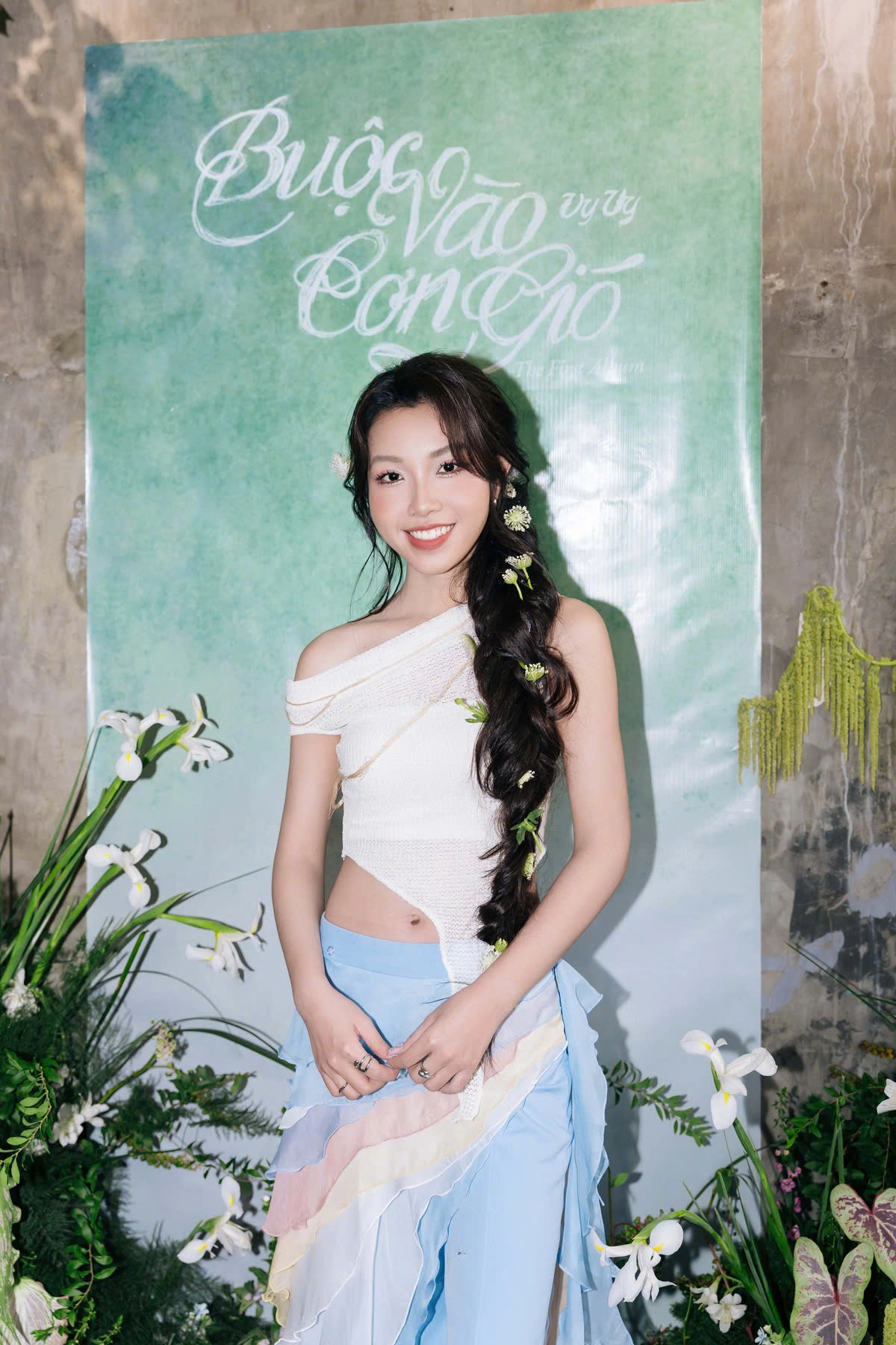 Trang Pháp đến chúc mừng đàn em Vy Vy ra mắt album chữa lành 'Buộc vào cơn gió' - ảnh 1