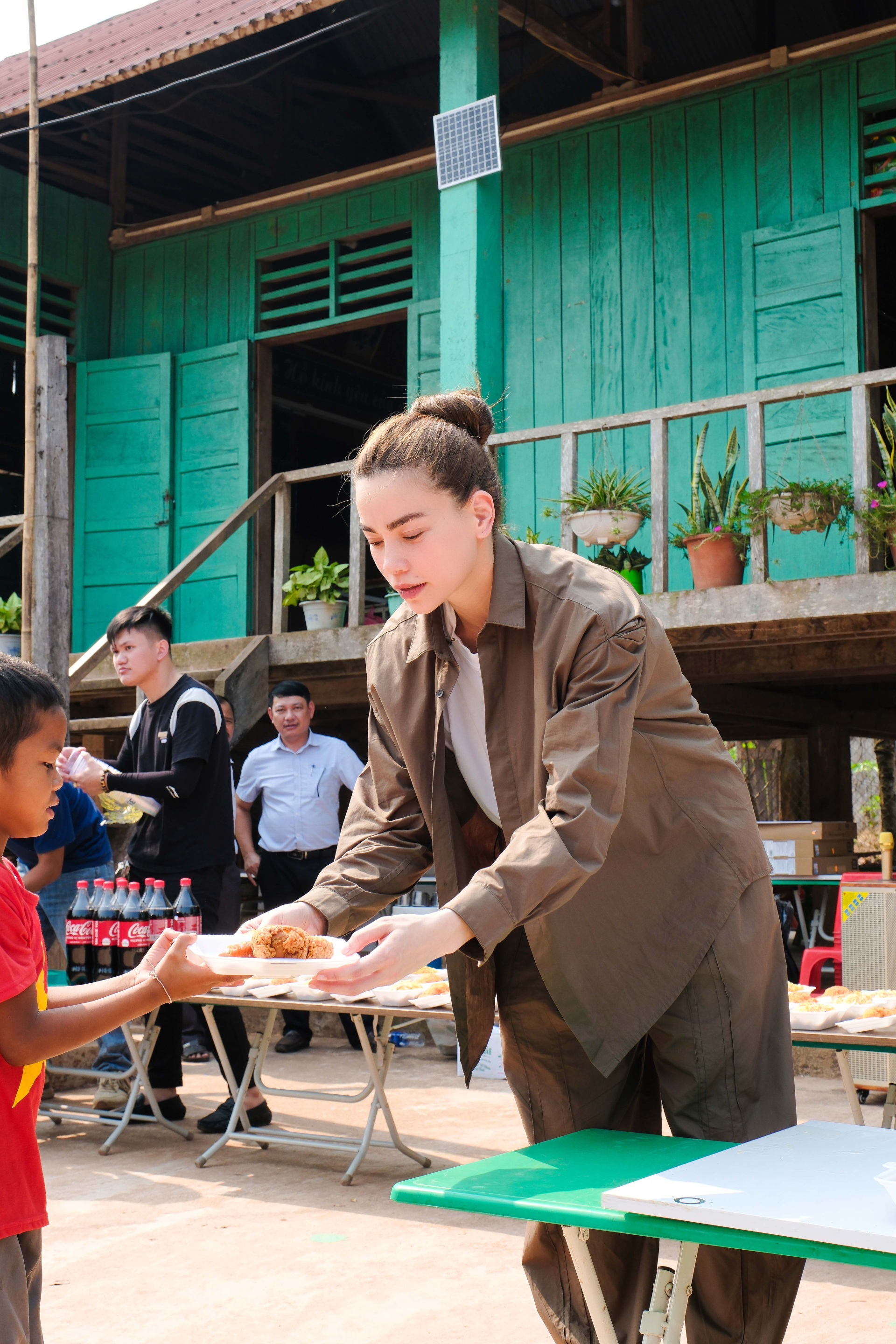 Hồ Ngọc Hà mang công nghệ về bản làng, trao thiết bị học tập cho trẻ em  vùng cao biên giới Việt Lào - ảnh 2