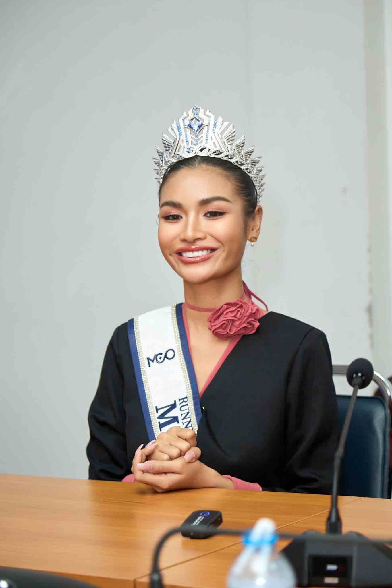 Hậu đăng quang Á hậu Miss Cosmo 2024 Karnruethai Tassabut trở về nhà  trong vòng tay yêu thương của gia đình - ảnh 2