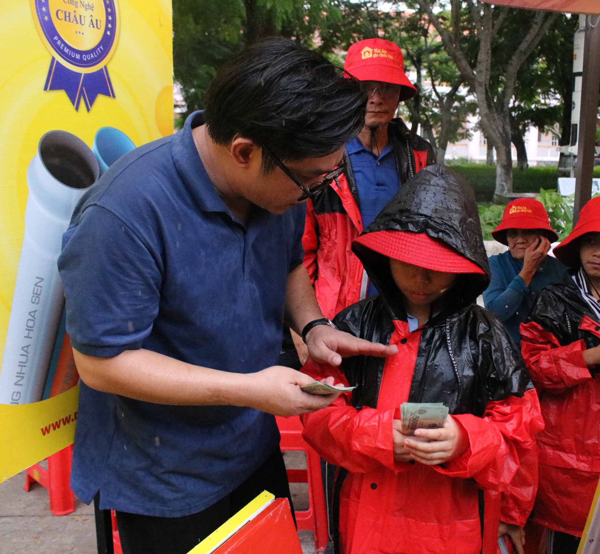 Nhạc sĩ Đông Thiên Đức và VĐV Nguyễn Thị Thật trích tiền túi tặng các em nhỏ mồ côi - ảnh 2