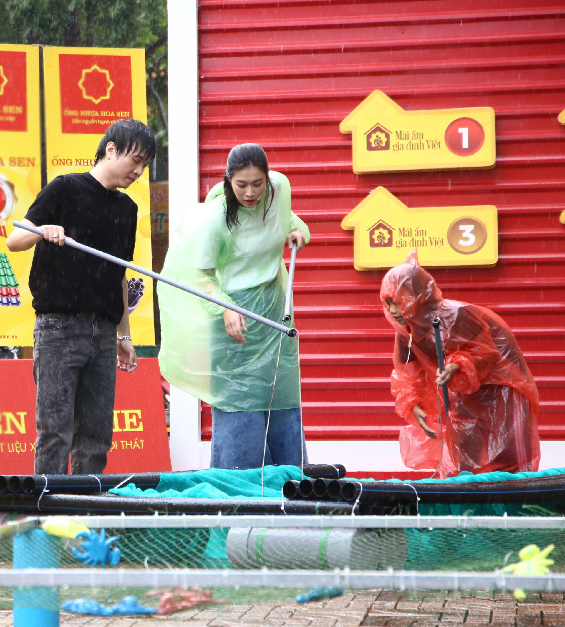 Vương Anh Tú và Đoàn Thiên Ân dầm mưa vượt thử thách đem về 95 triệu cho trẻ em mồ côi - ảnh 1