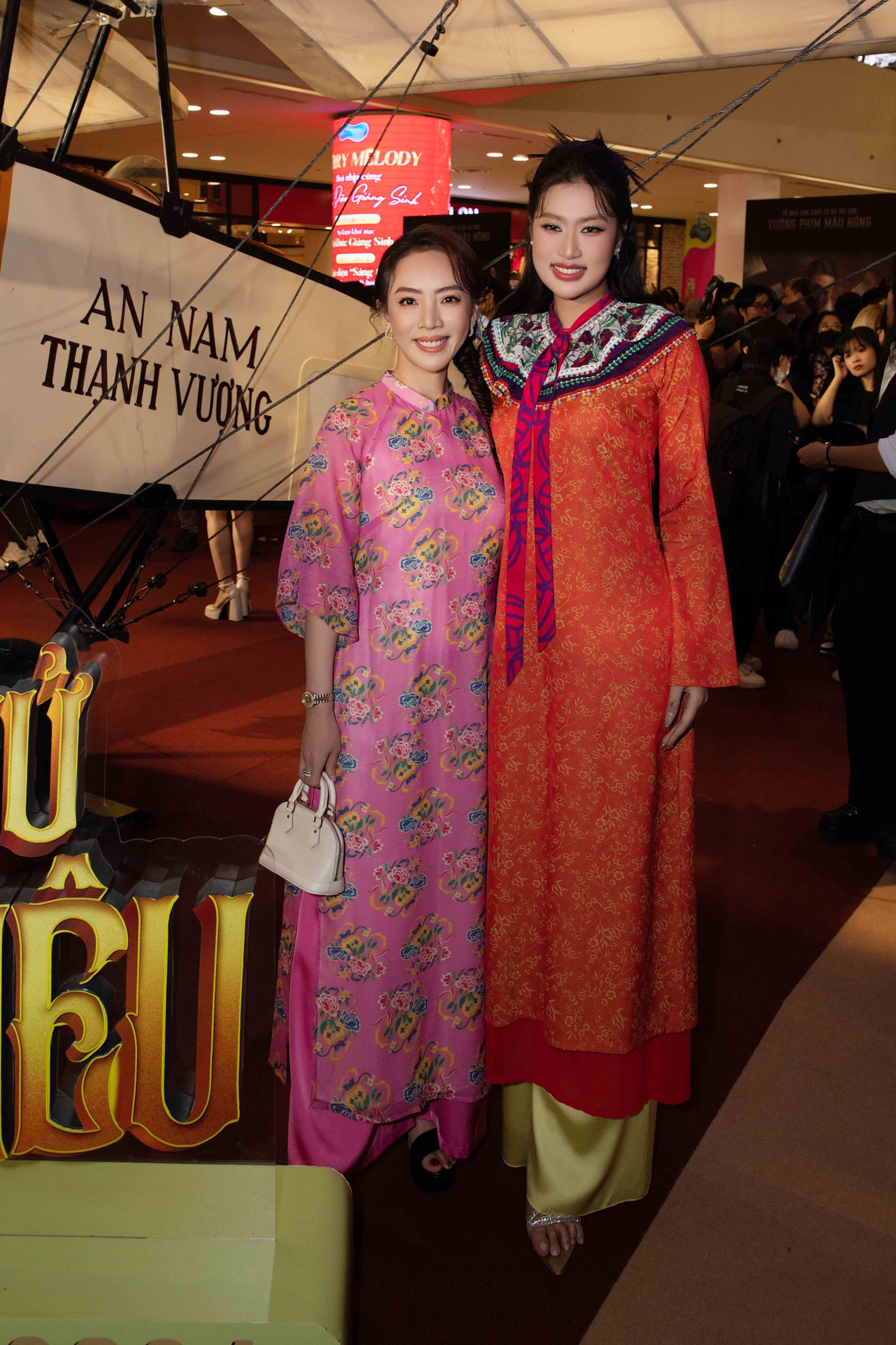 Thu Trang diện áo dài dịu dàng, một mình đi xem phim vẫn chiếm spotlight - ảnh 3