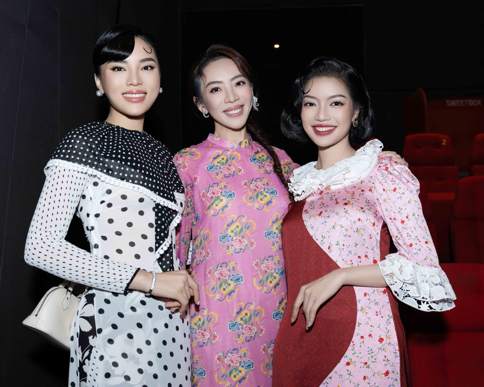 Thu Trang diện áo dài dịu dàng, một mình đi xem phim vẫn chiếm spotlight - ảnh 4