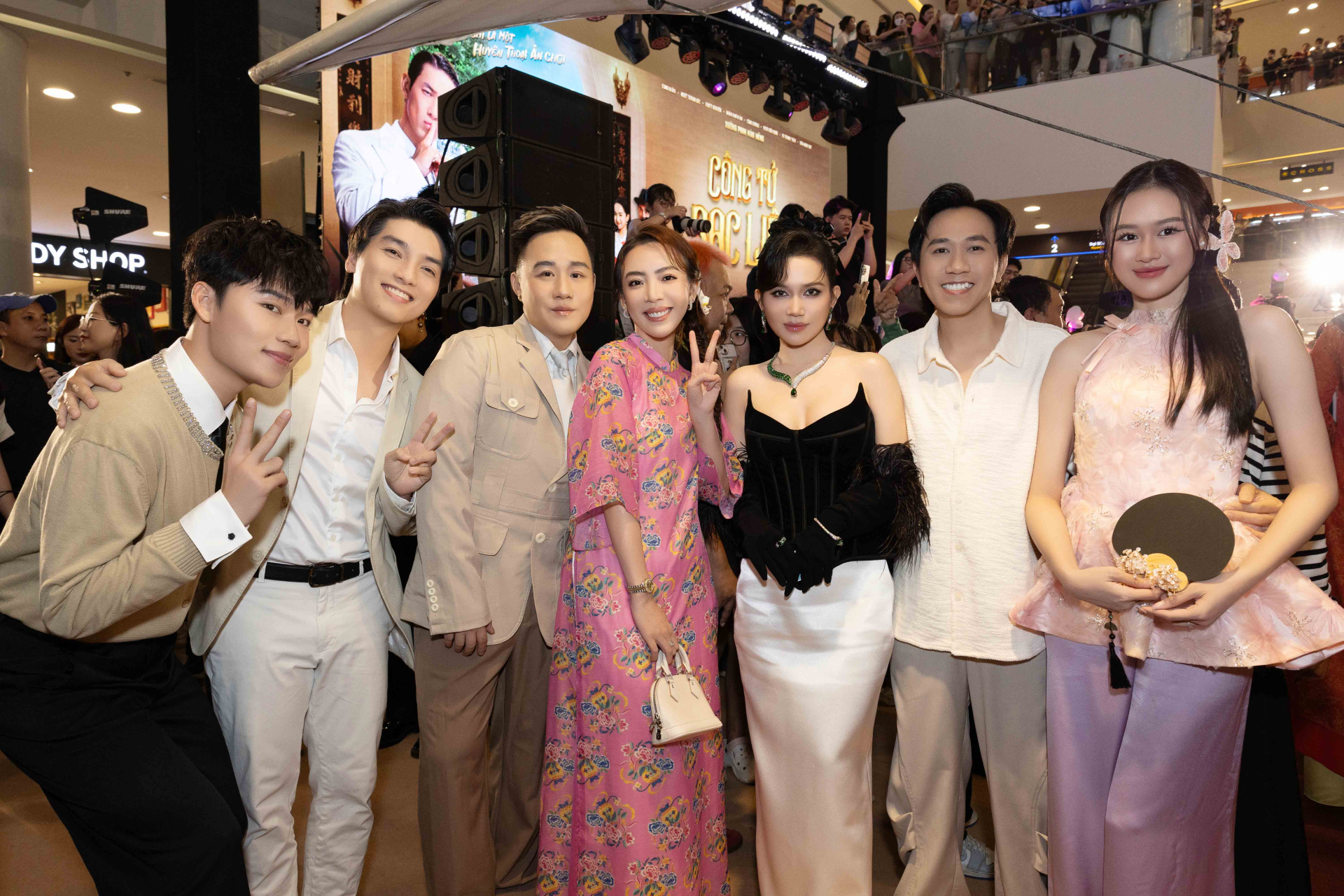 Thu Trang diện áo dài dịu dàng, một mình đi xem phim vẫn chiếm spotlight - ảnh 5