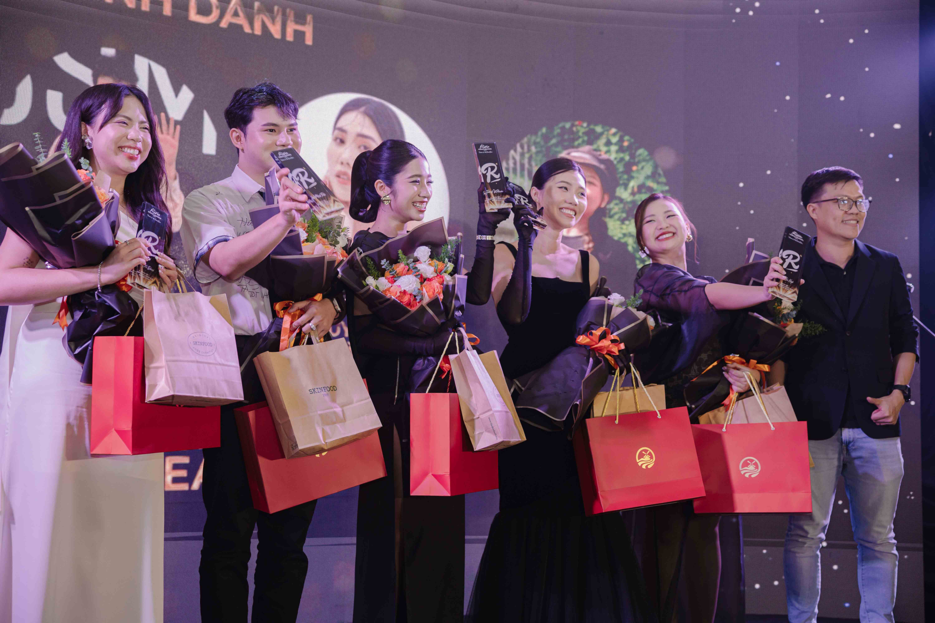 Nhà tù Hỏa Lò, Đảo Phú Quý, Tina Thảo Thi… được vinh danh tại Riviu Iconic Award 2024 - ảnh 1