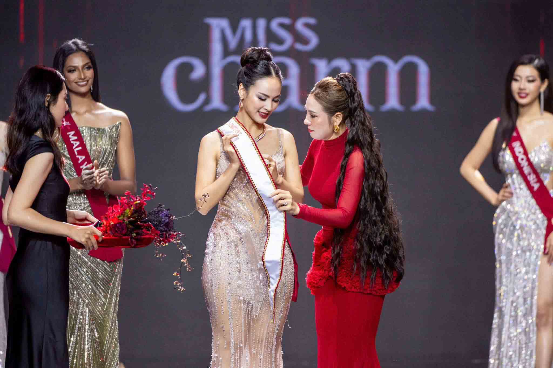 Chung kết Miss Charm: Malaysia đăng quang ngôi vị hoa hậu, Quỳnh Nga lội ngược dòng đạt Á hậu 2 - ảnh 3