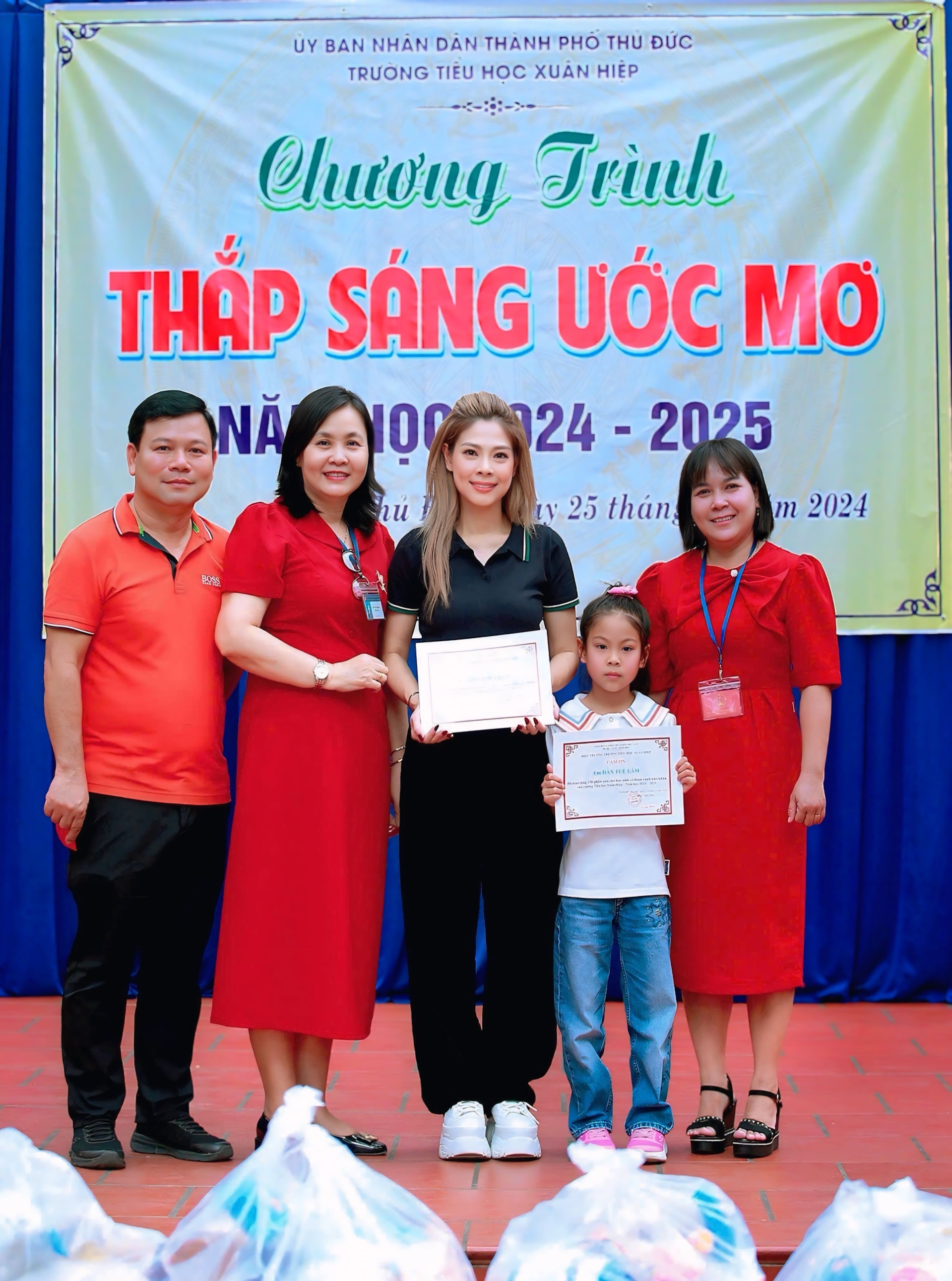 Thanh Thảo cùng con gái về Việt Nam làm từ thiện dịp Giáng Sinh - ảnh 2