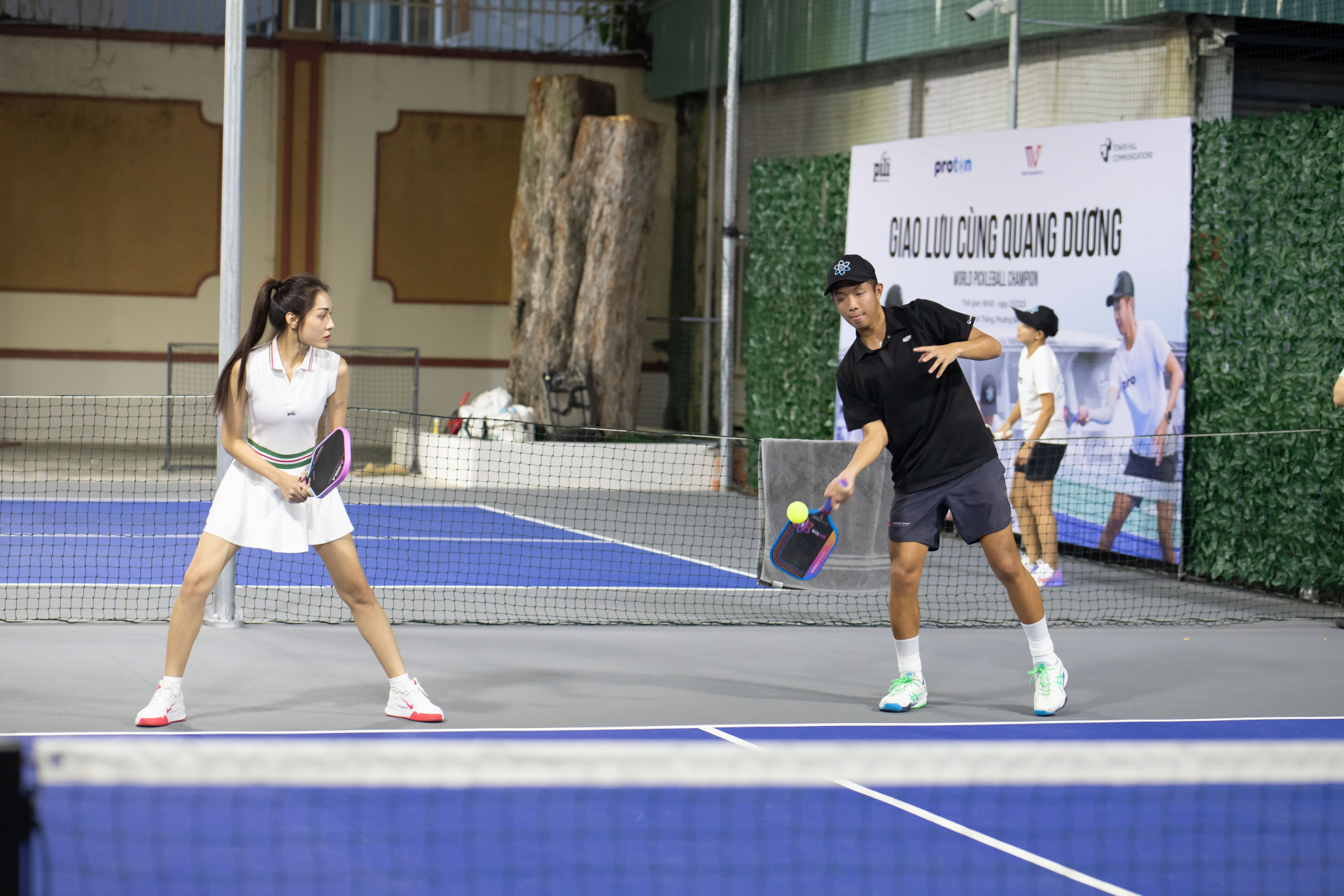 Á hậu Hồng Hạnh đánh pickleball cùng thần đồng Quang Dương - ảnh 1