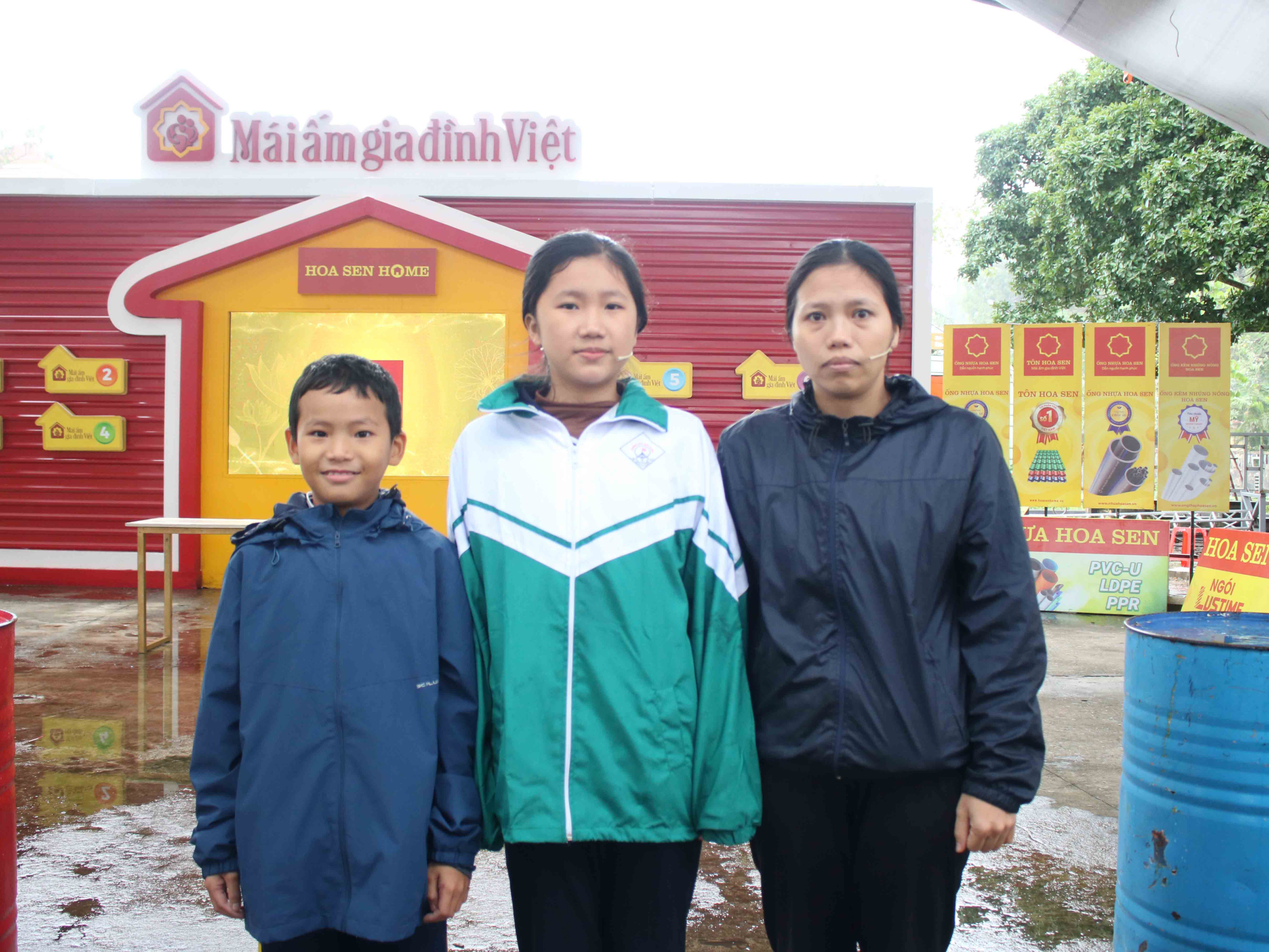 Xót xa bữa cơm chỉ có chuối và rau của người phụ nữ khiếm thị và 3 con mồ côi cha - ảnh 1