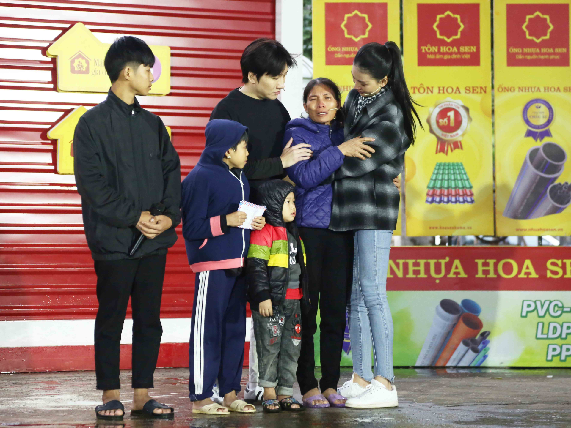 Xót xa bữa cơm chỉ có chuối và rau của người phụ nữ khiếm thị và 3 con mồ côi cha - ảnh 4