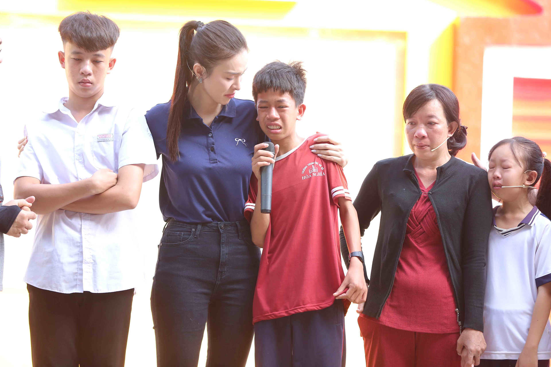 Đại Nghĩa, Hoàng Sơn nghẹn lòng khi nghe ước mơ “chỉ cần có gạo ăn mỗi ngày” của cô bé mồ côi - ảnh 4