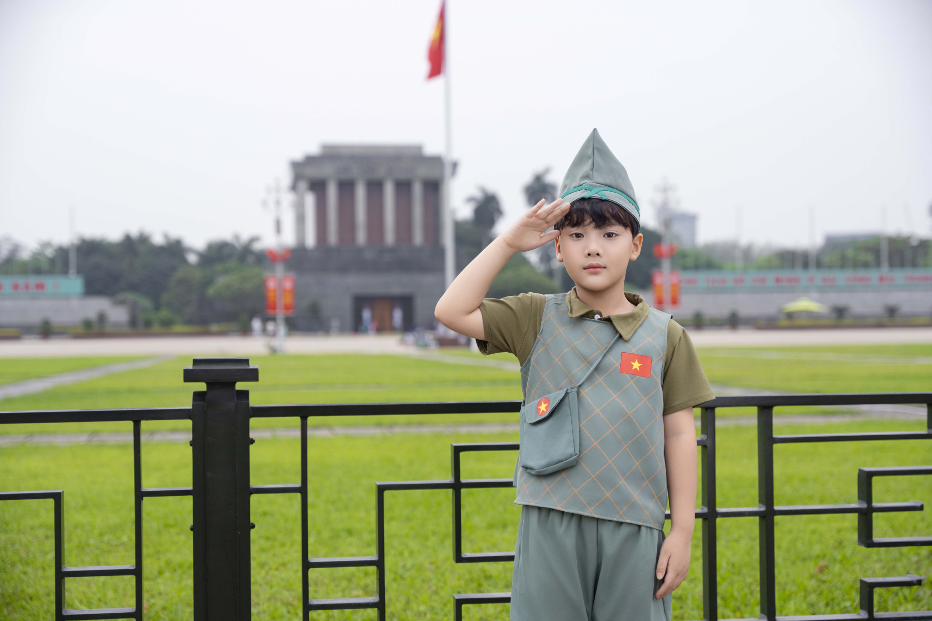 Tuấn Khải mang màu áo sắc xanh hòa mình vào không khí 50 năm giải phóng miền Nam tại Lăng Bác-Hà Nội - ảnh 1