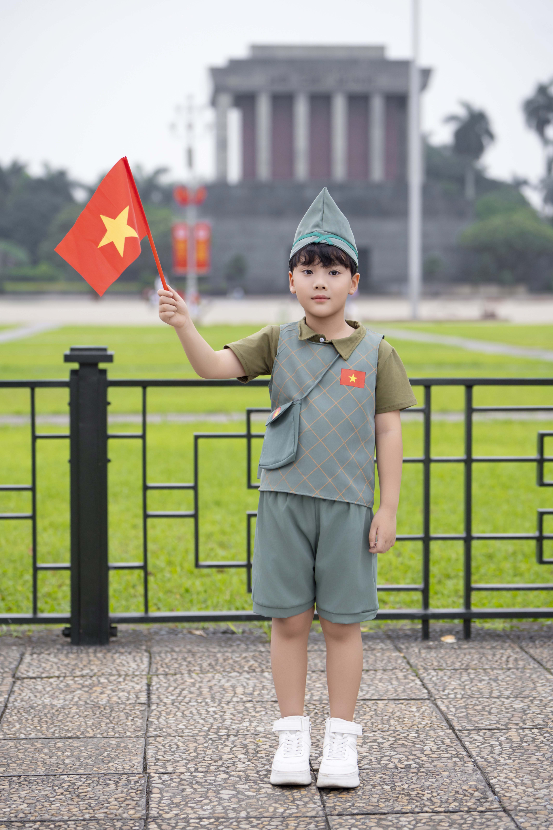 Tuấn Khải mang màu áo sắc xanh hòa mình vào không khí 50 năm giải phóng miền Nam tại Lăng Bác-Hà Nội - ảnh 4
