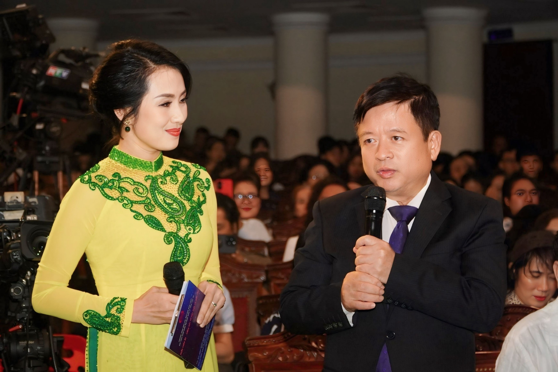 MC Phương Thảo vỡ òa cảm xúc khi góp giọng trong chương trình nghệ thuật “Rạng rỡ non sông Việt Nam” - ảnh 1