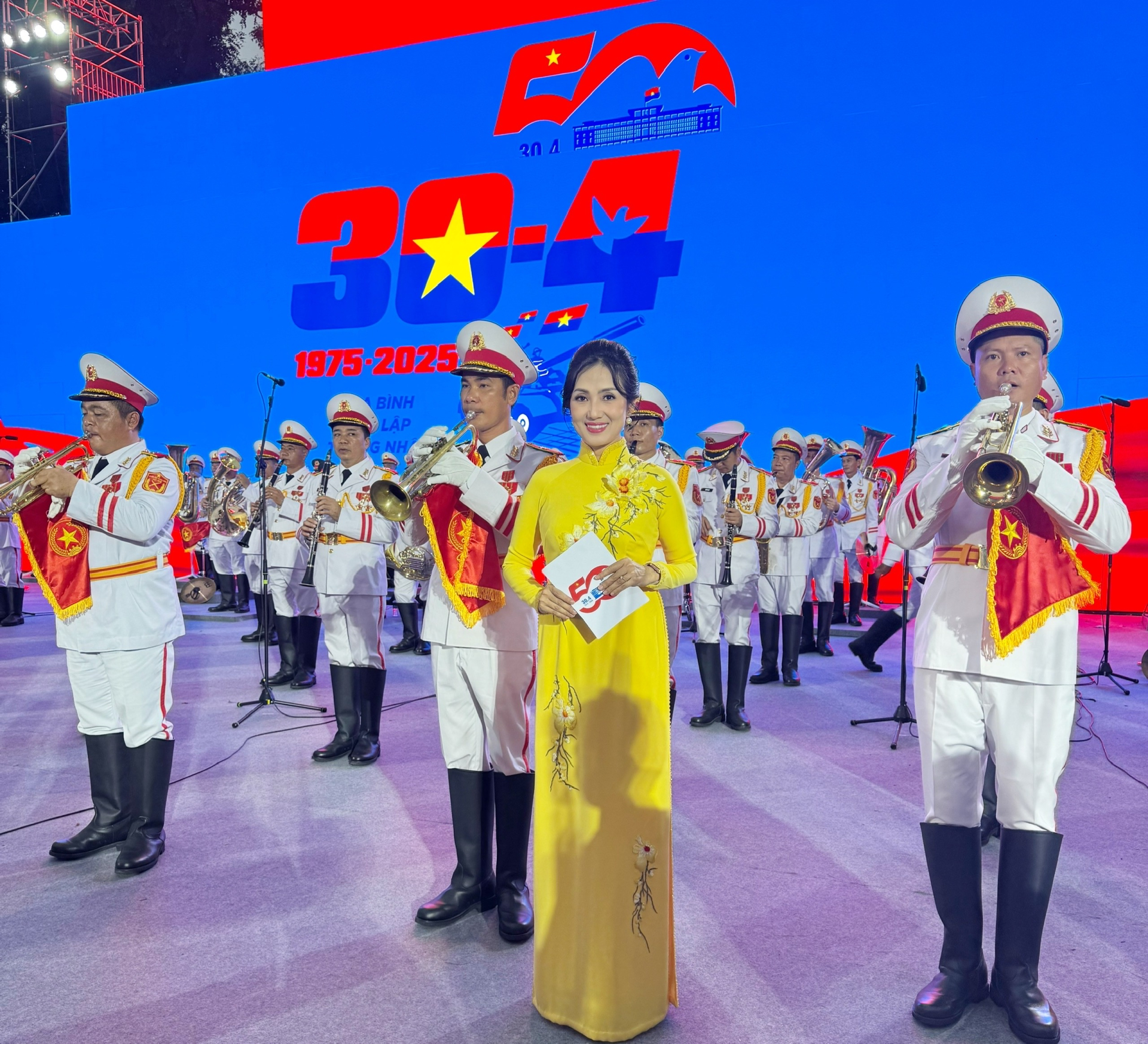 MC Phương Thảo vỡ òa cảm xúc khi góp giọng trong chương trình nghệ thuật “Rạng rỡ non sông Việt Nam” - ảnh 2