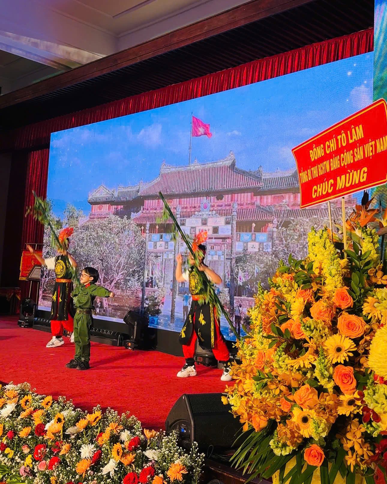 “Em bé chất' xúc động khi được biểu diễn tại Hội trường Thống Nhất - ảnh 3