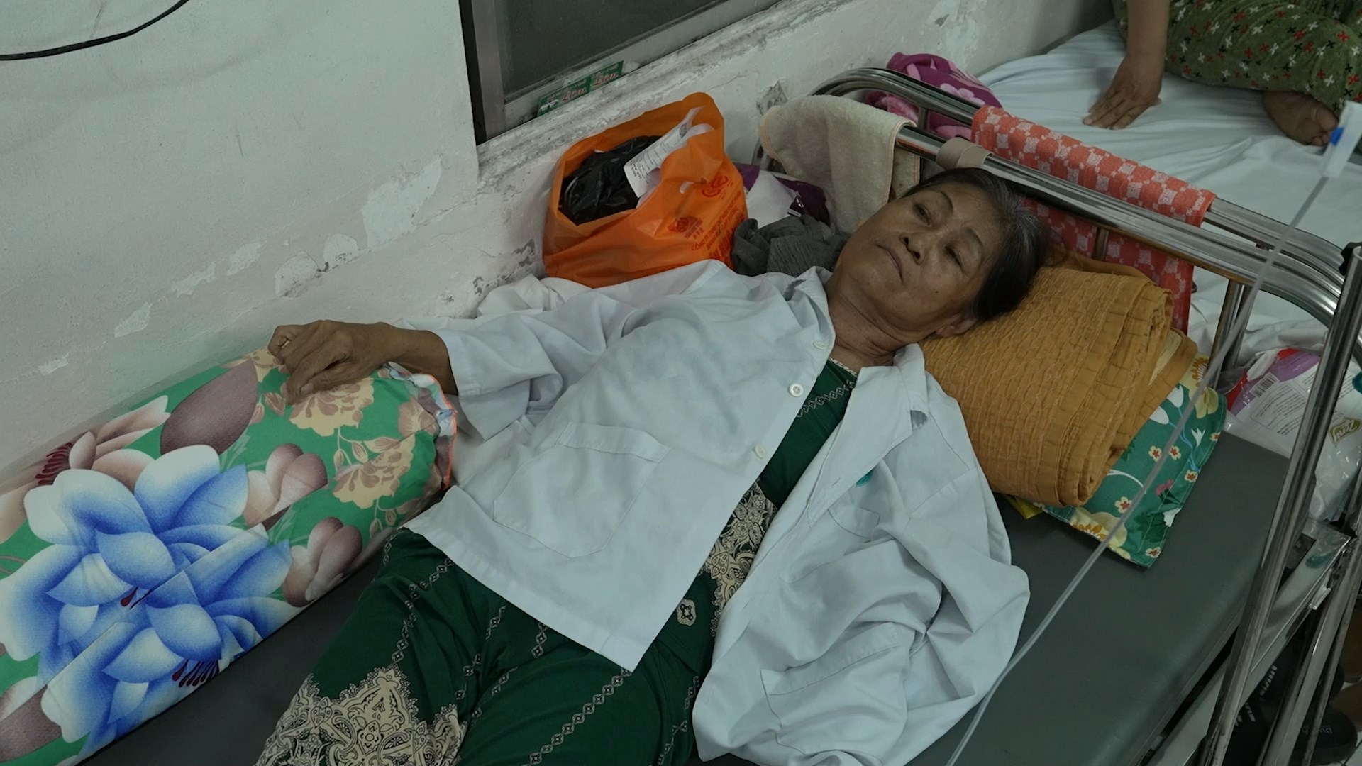 Mỹ Lệ và Đạt Long Vinh khâm phục trước nghị lực của bé trai mồ côi ở Vĩnh Long - ảnh 2
